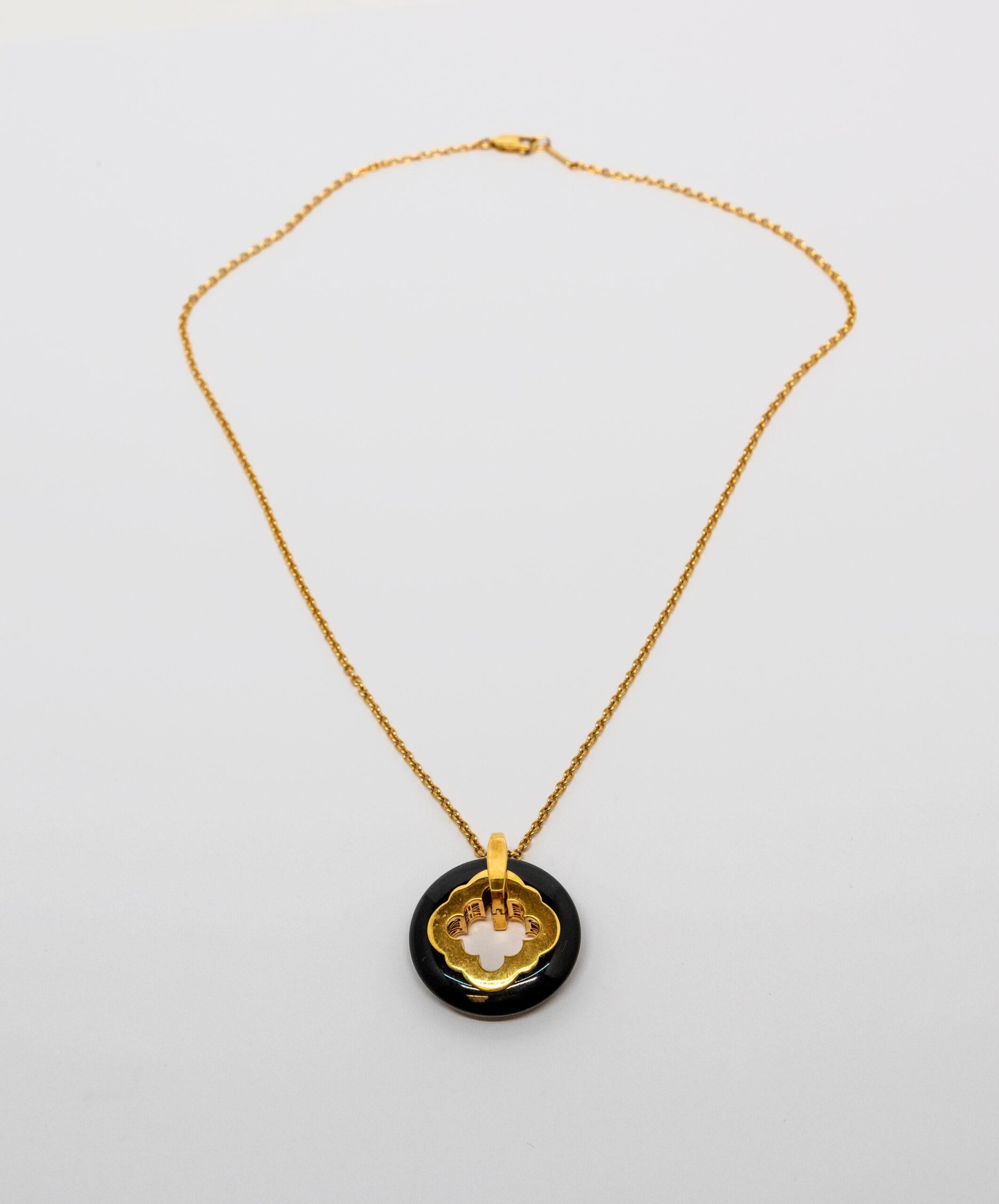 18K Yellow Gold and Black Onyx pendant. 18K Yellow Gold cable chain with lobster claw lock. The pendant is made of Black Onyx disk and 18K Yellow Gold insert in the middle.

Chain Length: 22.5 cm
Pendant dimensions: 3 x 3 cm