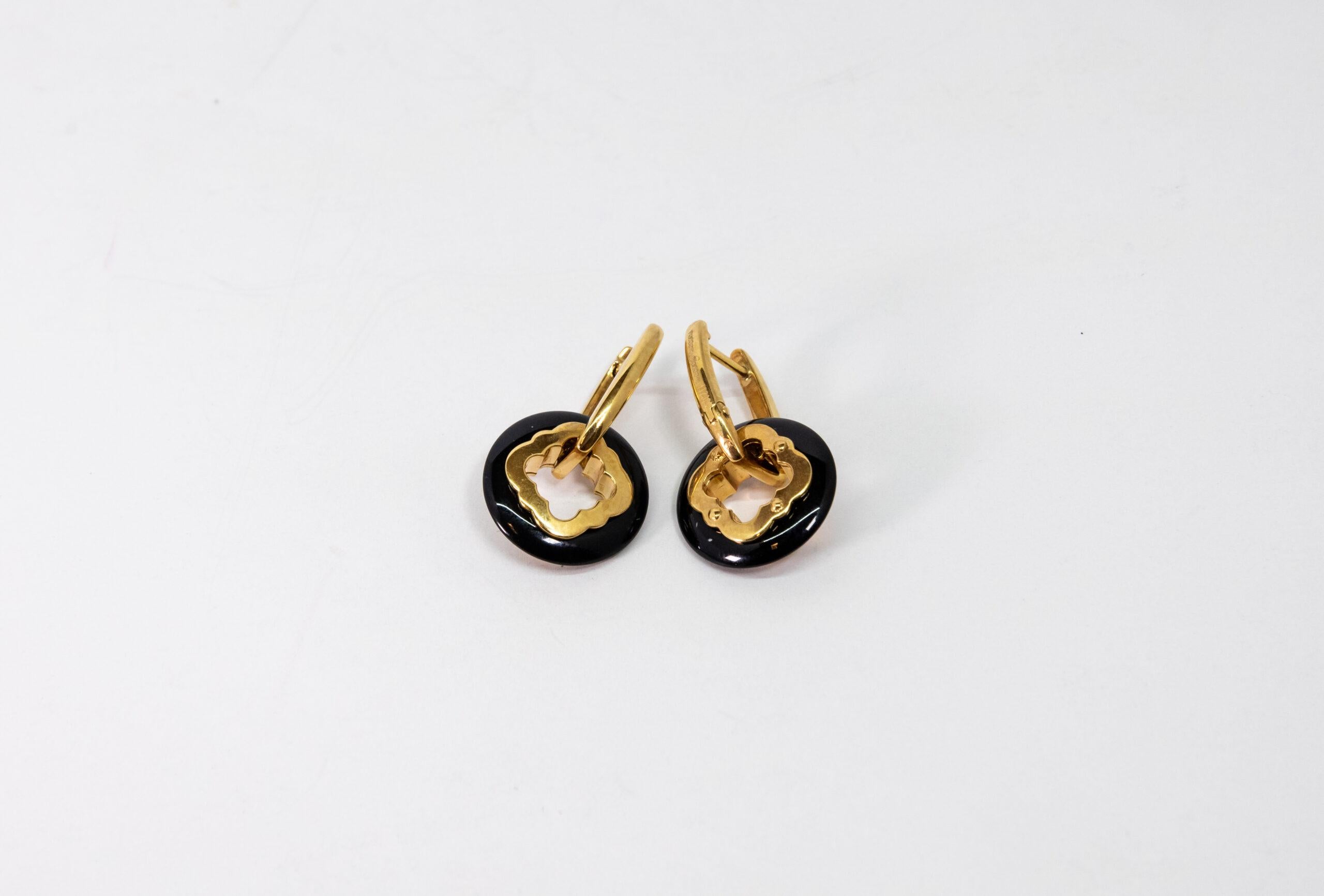This 18K Yellow Gold English lock earring. Hoops are made of black Onyx with 18K Yellow Gold insert.

Dimensions: 2.8 cm x 1.7 cm