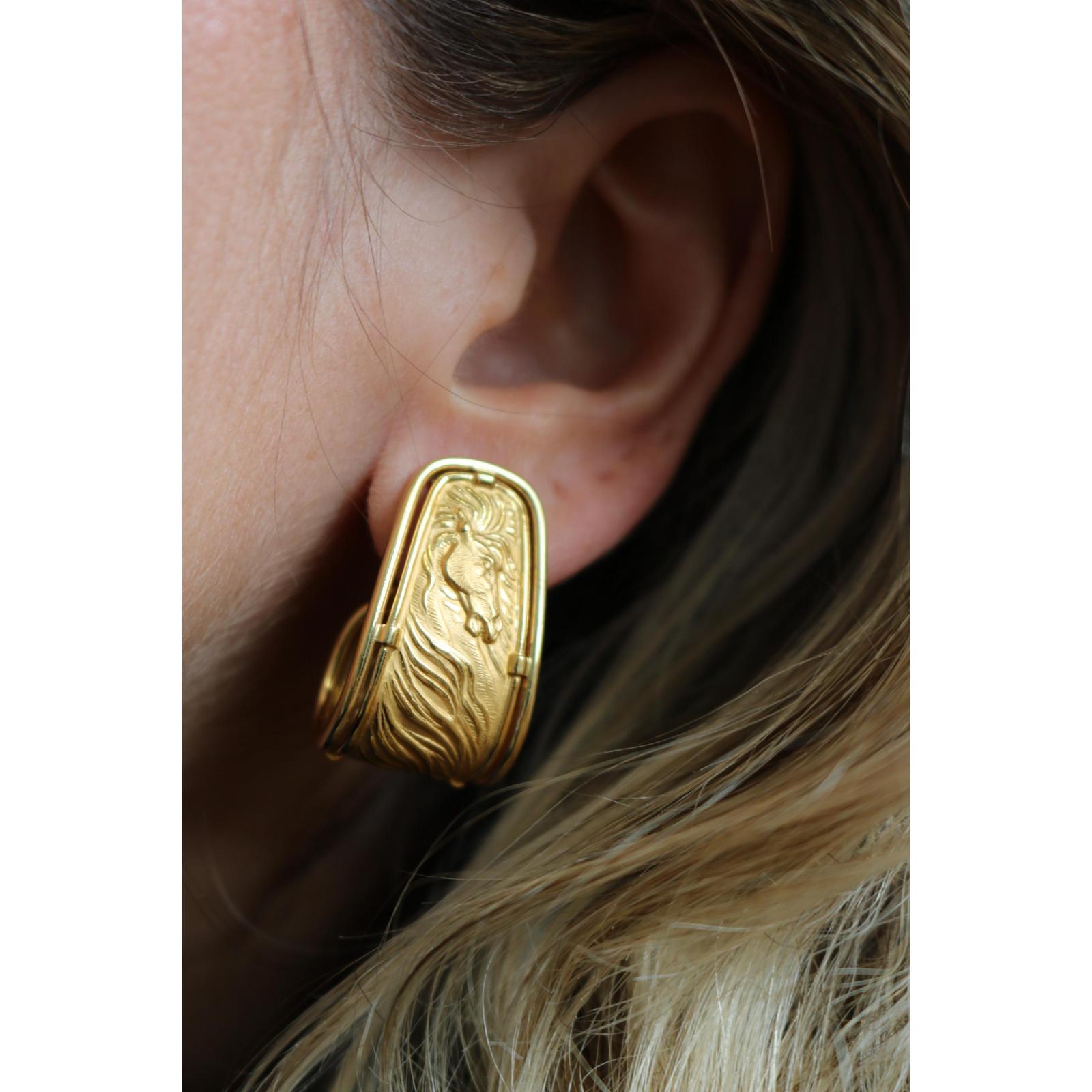 Orecchini a cerchio con motivo a cavallo Carrera y Carrera in oro giallo 18 carati con scatola in vendita 9