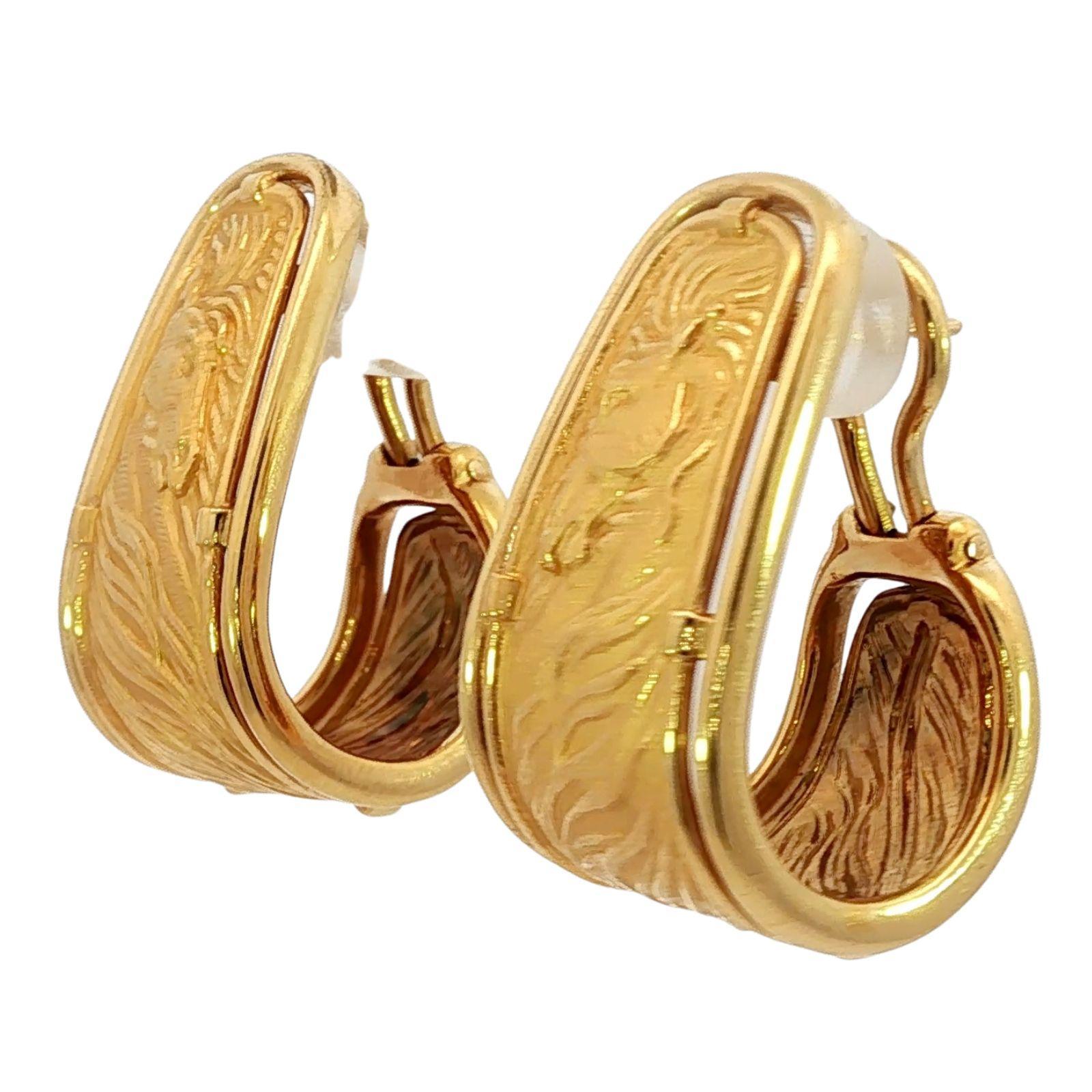 Orecchini a cerchio con motivo a cavallo Carrera y Carrera in oro giallo 18 carati con scatola

Questi orecchini a cerchio in oro giallo 18k presentano un intricato motivo a cavallo, sapientemente inciso per catturare il flusso dinamico della