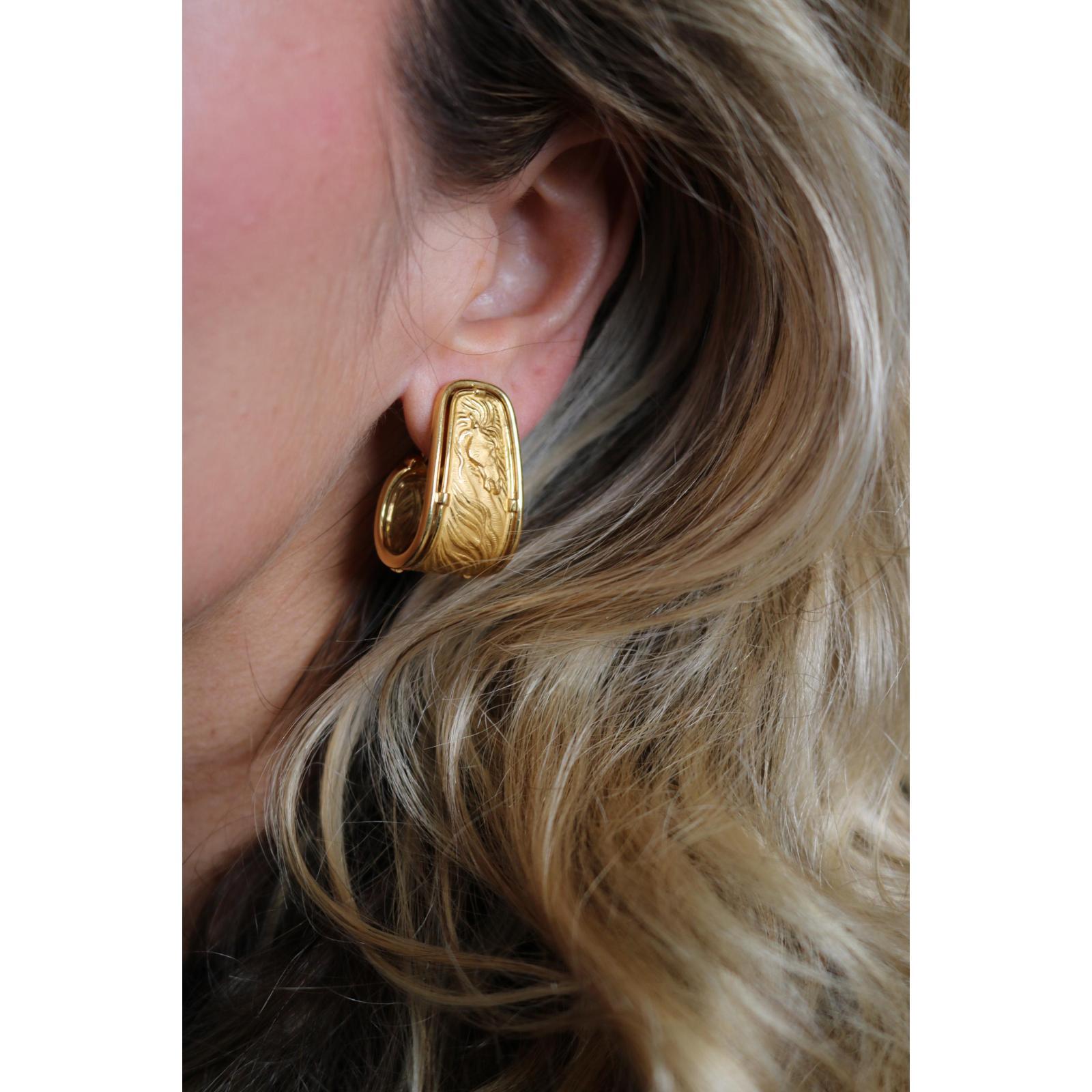 Contemporaneo Orecchini a cerchio con motivo a cavallo Carrera y Carrera in oro giallo 18 carati con scatola in vendita