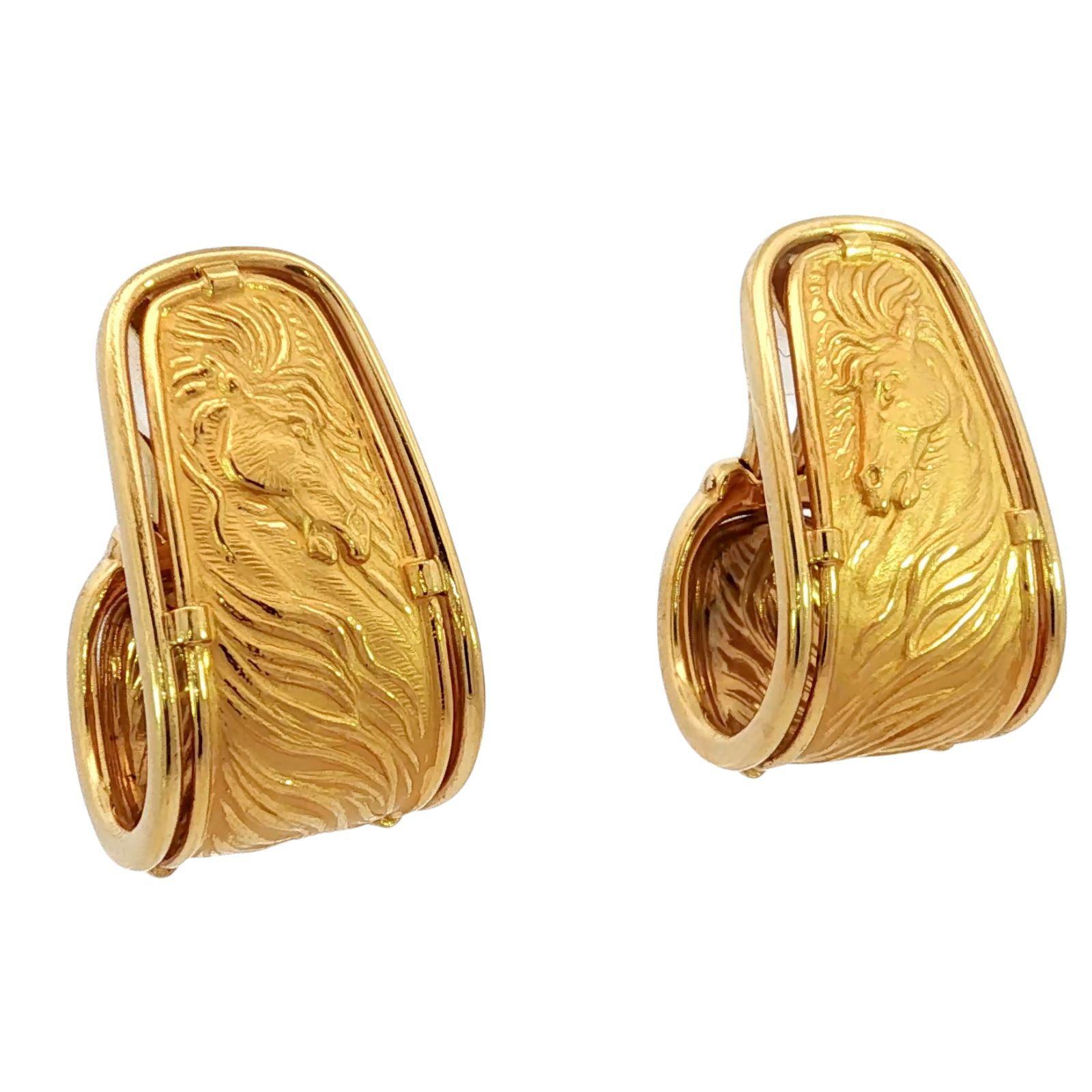 Orecchini a cerchio con motivo a cavallo Carrera y Carrera in oro giallo 18 carati con scatola In condizioni ottime in vendita a Fairfield, CT