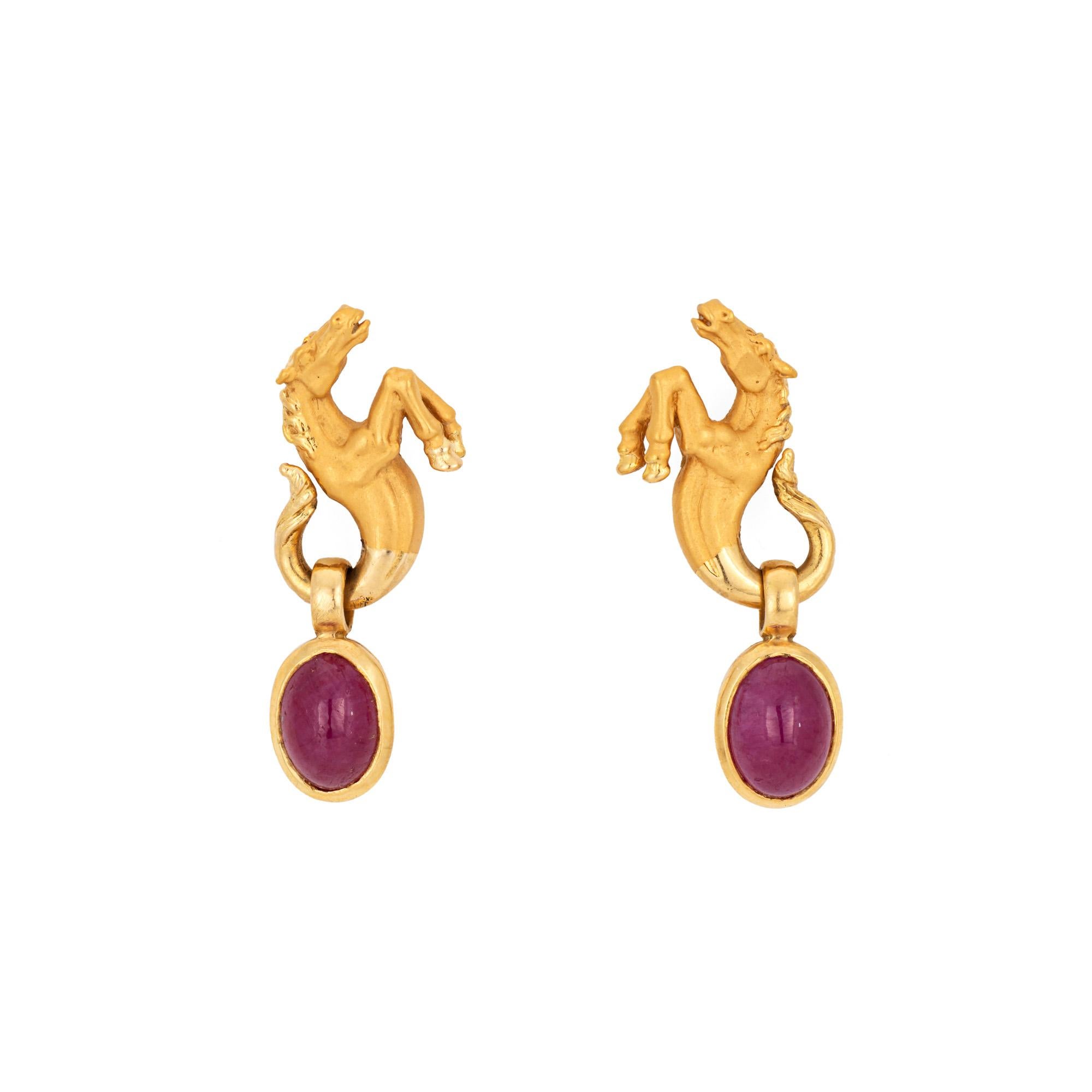 Elegantes pendientes de caballo Carrera y Carrera de segunda mano elaborados en oro amarillo de 18 quilates.  

Carrera y Carrera es una marca española de joyería conocida por su exquisita artesanía. Los motivos más icónicos de Carrera y Carrera