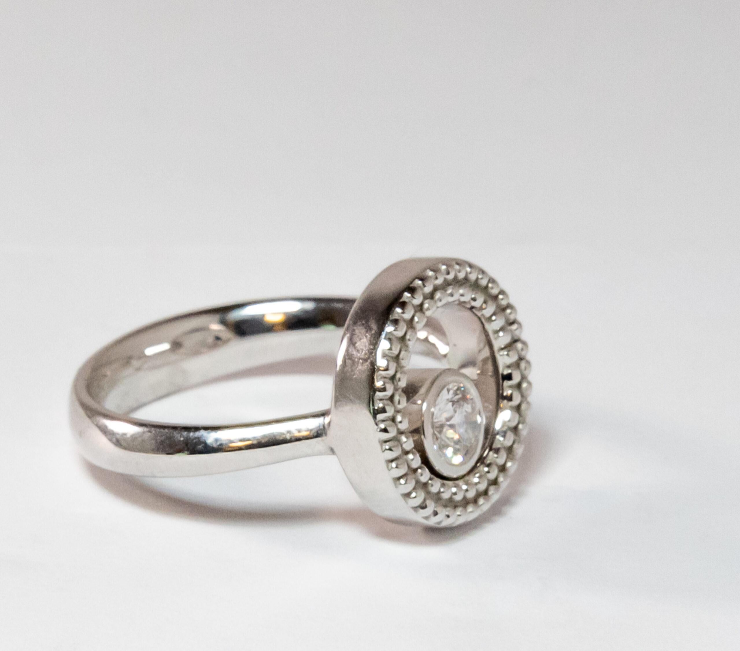 Carrera y Carrera Isabel 18k White Gold Diamond Ring, 10076526 In New Condition For Sale In North Miami Beach, FL