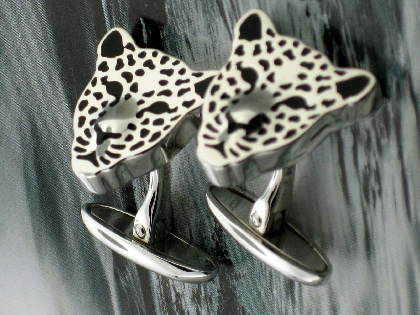 These Men’s Cufflinks comes in 18k White Gold, featuring leopard heads. Cufflinks comes in fashion style. Total weight of the product are 17.84 gram. DA10885 Carrera y Carrera 18k White Gold Cufflinks