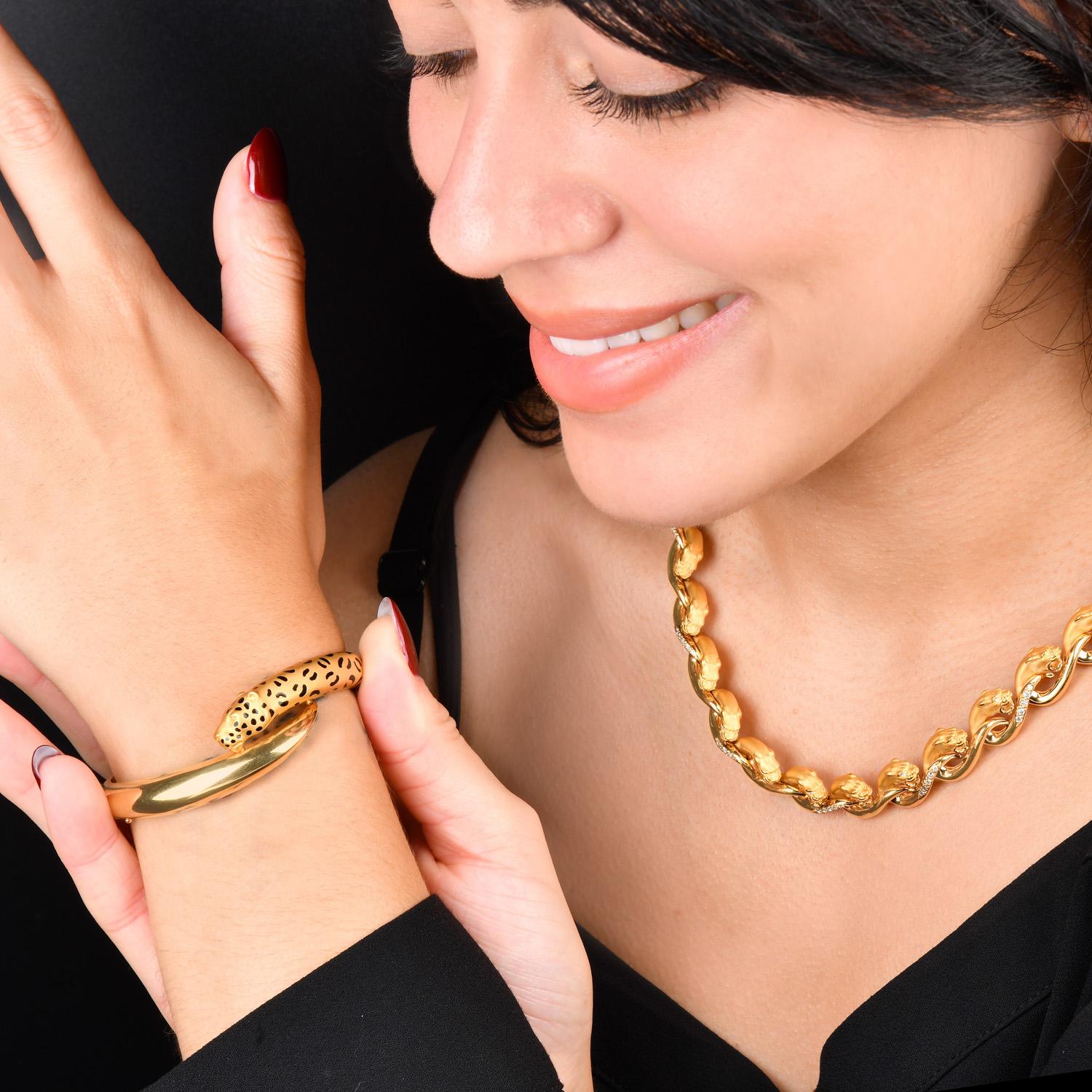 Ce saisissant bracelet léopard de Carrera y Carrera témoigne de l'art et du savoir-faire renommés de la marque. Fabriquée à la main en luxueux or jaune 18 carats, la pièce présente des détails exquis et un travail d'émail fin, capturant l'élégance