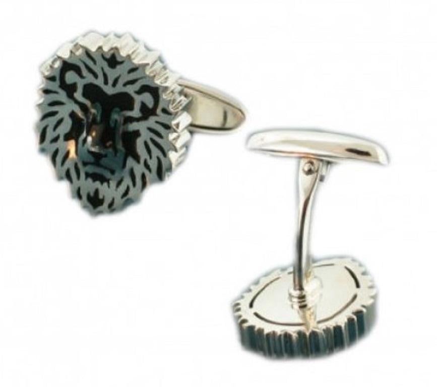 These Men’s Cufflinks comes in 18k White Gold, featuring lion heads. Cufflinks comes in fashion style. Total weight of the product are 18.25 gram
