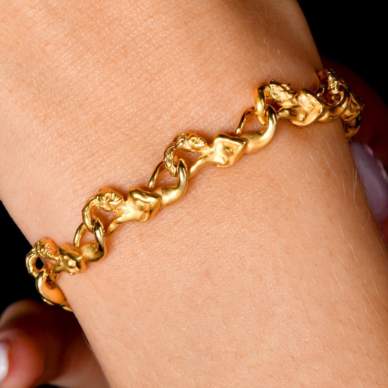 1990er Carrera Y Carrera Meerjungfrau 18K Gelbgold Gliederarmband

Dieses skurrile Armband von Carrera Y Carrera Spain aus 18-karätigem Gelbgold zeichnet sich durch seine detailreichen Glieder aus, die mit einer schönen, satinierten Oberfläche