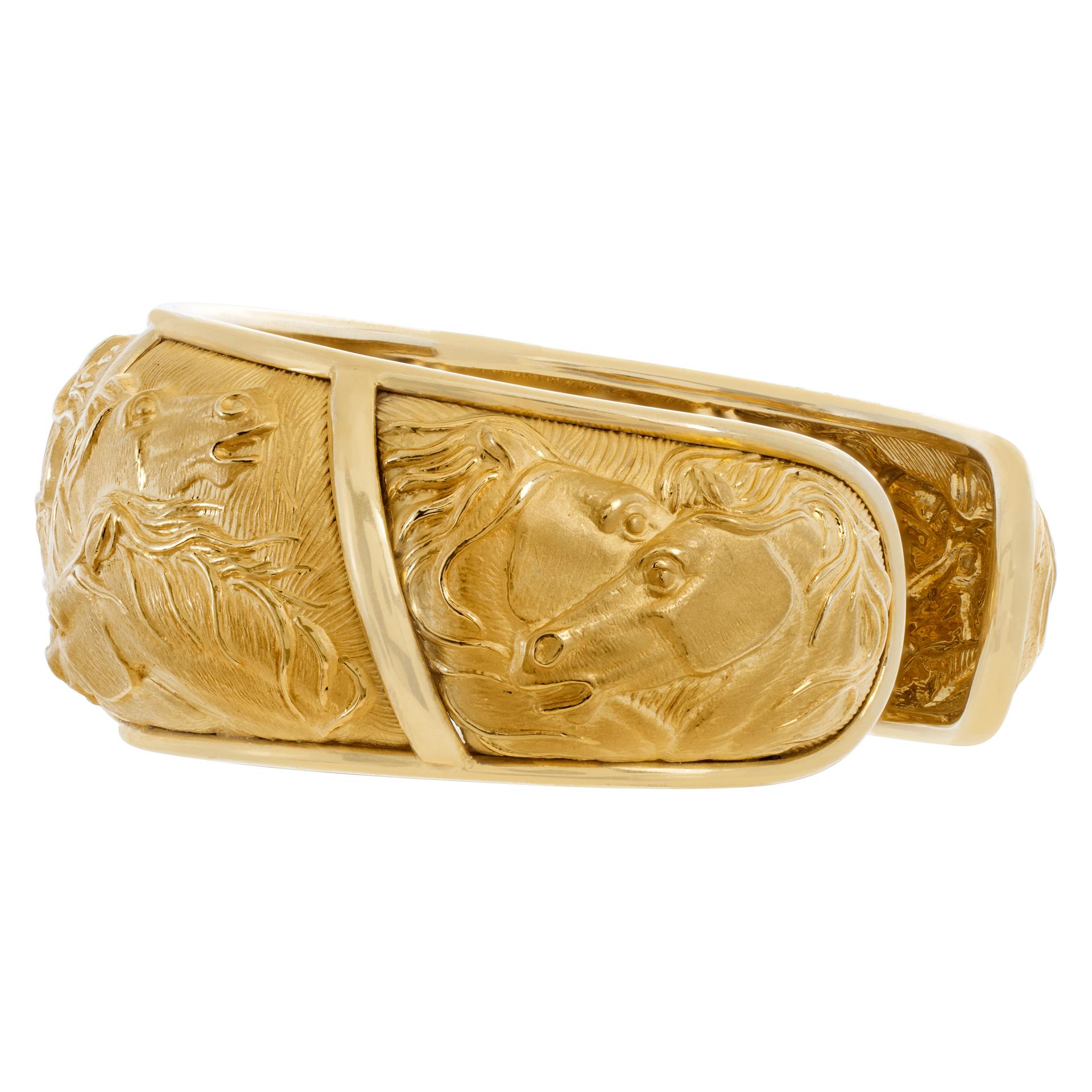 Carrera y Carrera Mosaico collection 18 Karat yellow gold cuff bangle In Excellent Condition For Sale In Surfside, FL