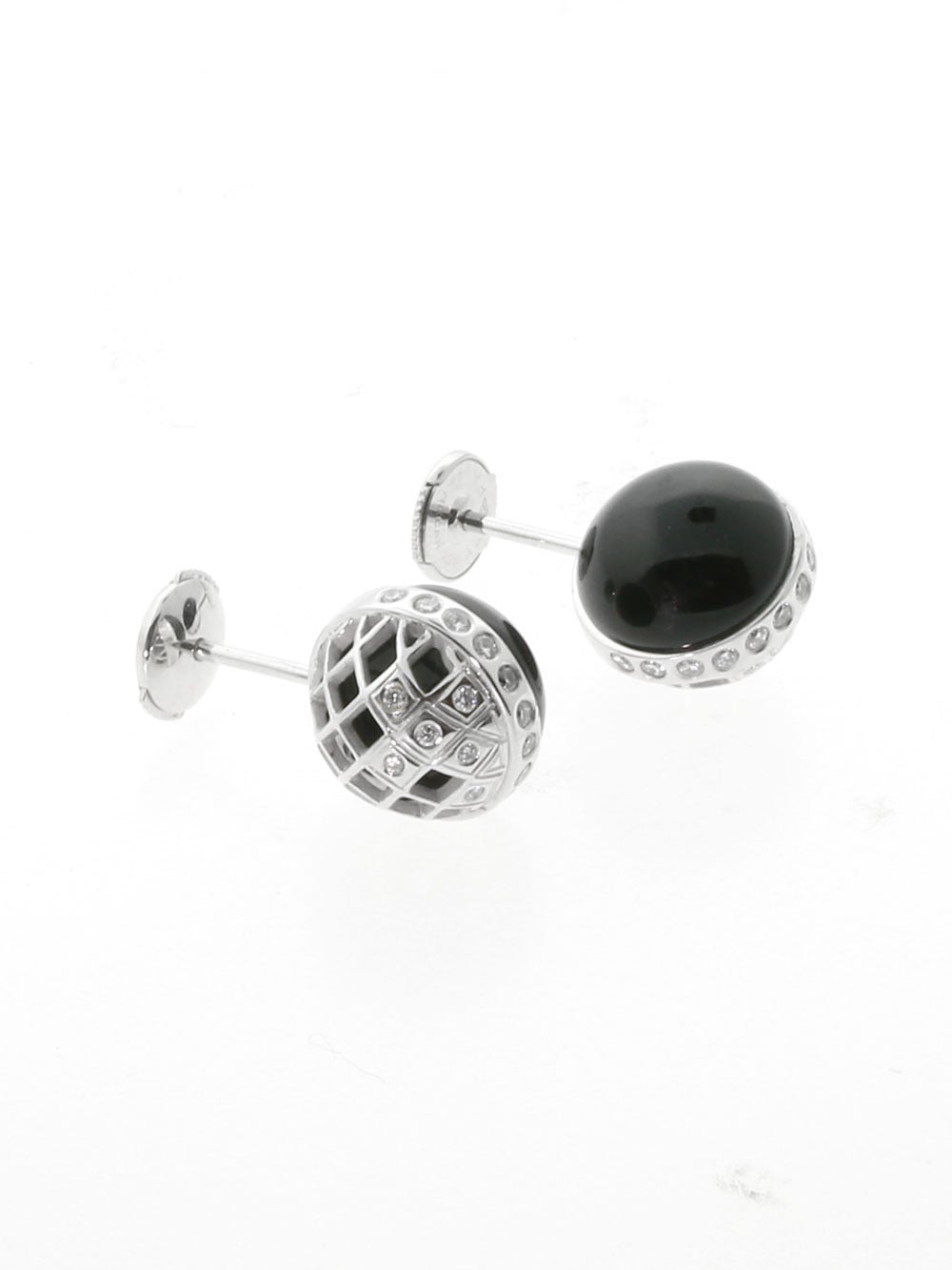 A stunning pair of authentic Carrera y Carrera earrings set with polished onyx, and the finest round brilliant cut diamonds in 18k white gold.

Dimensions: .70″ in diameter

Inventory ID: 0000278

Carrera y Carrera Retail Price: $5,905