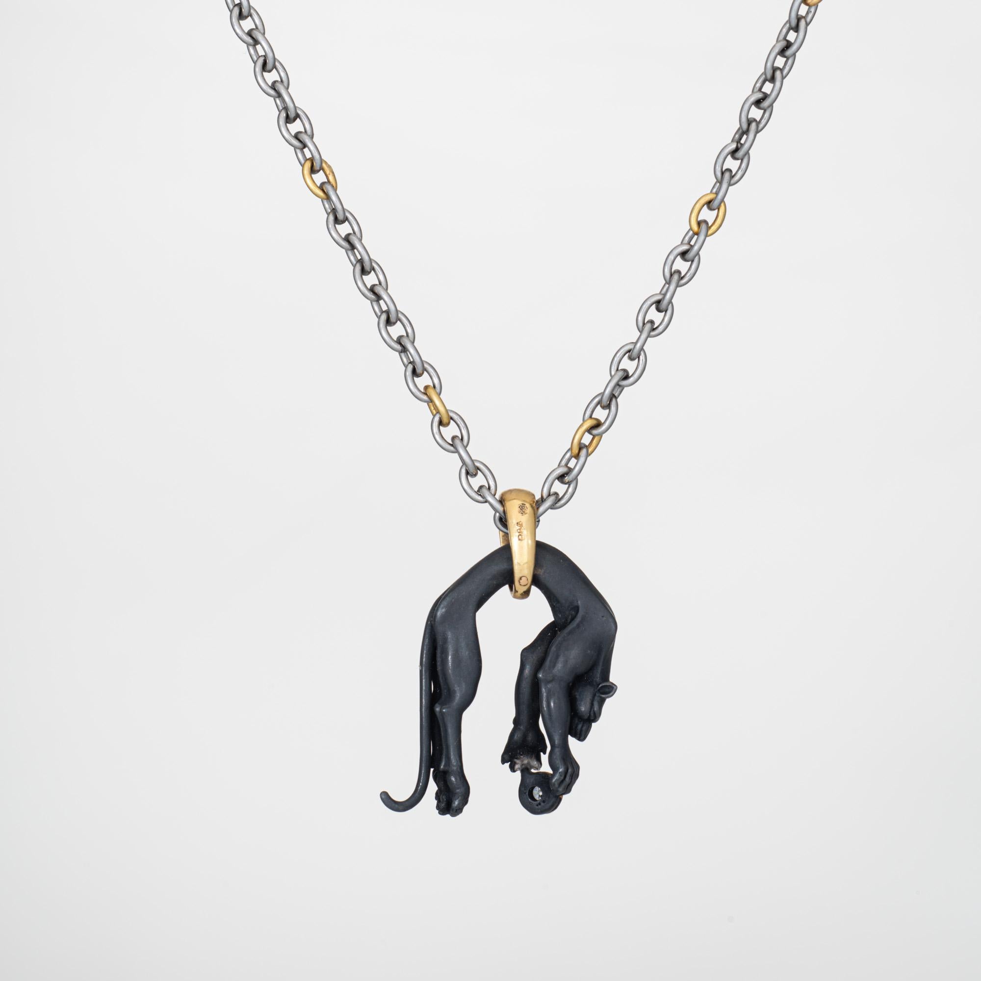 Élégant pendentif d'occasion en or jaune 18 carats et acier inoxydable en forme de panthère sertie de diamants de la marque Carrera (vers les années 2000).  

Le diamant est estimé à 0,10 carat (couleur H-I et pureté VS2-SI1). 

Carrera y Carrera