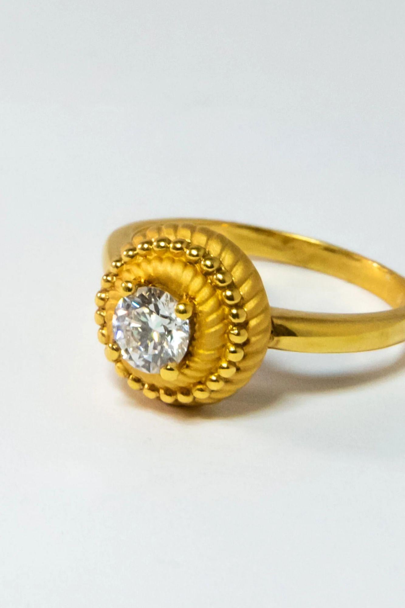 10076377 Carrera Y Carrera Cette bague est en or jaune 18 carats. Elle est ornée d'un diamant de taille ronde (~0.50ct).

Taille - 54 (6.75 US)