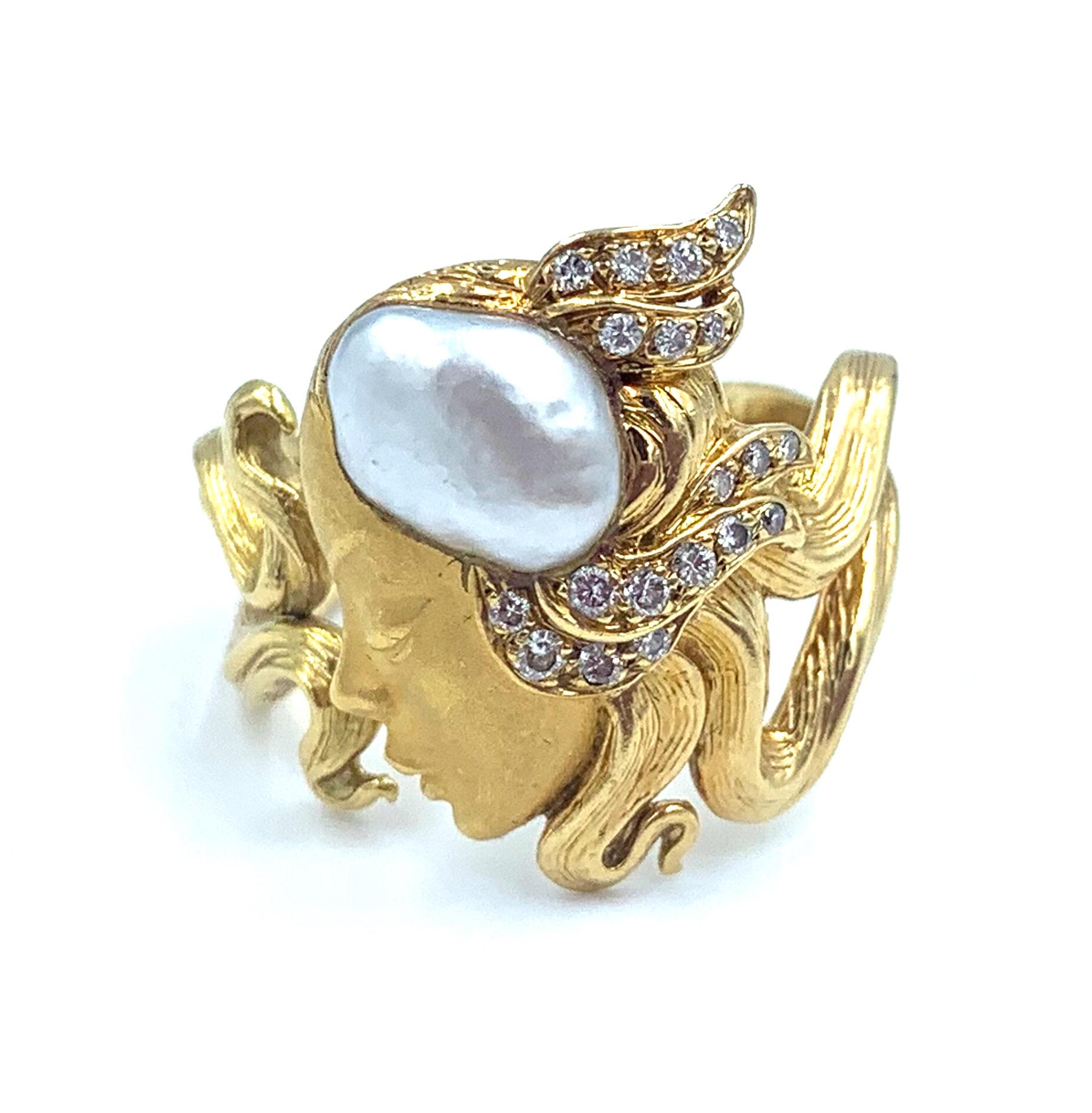 Beautiful Maidenform 18 kt yellow gold ring adorned with a pearl and diamonds by the famous Spanish Jewelry House of Carrera y Carrera.

Size 8.5 
0.20cts of diamonds 