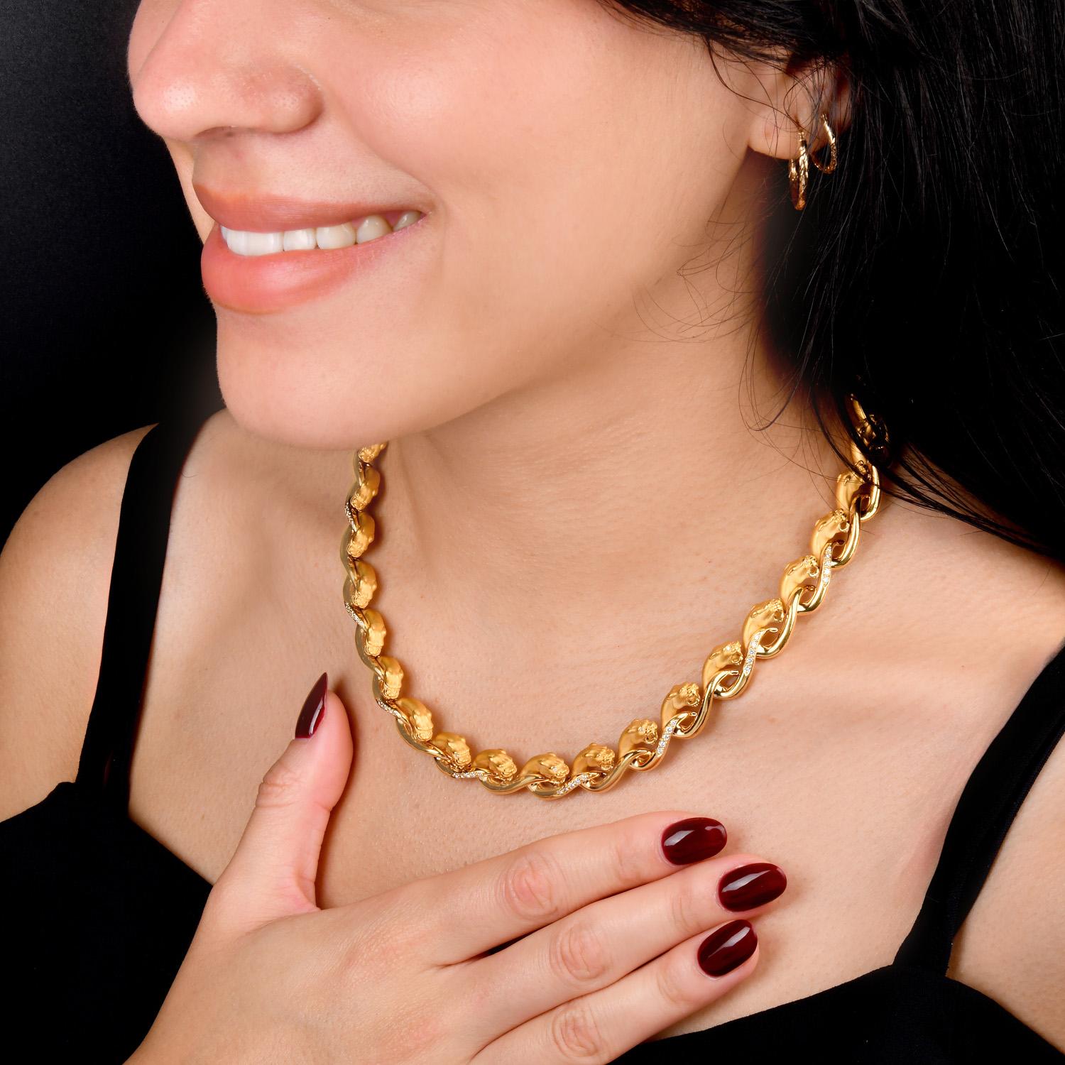 Cet exceptionnel collier ras-de-cou Carrera y Carrera est réalisé de main de maître en or jaune 18 carats et présente une série de maillons panthère aux détails complexes, chacun présentant un mélange de finitions polies et texturées satinées. Le