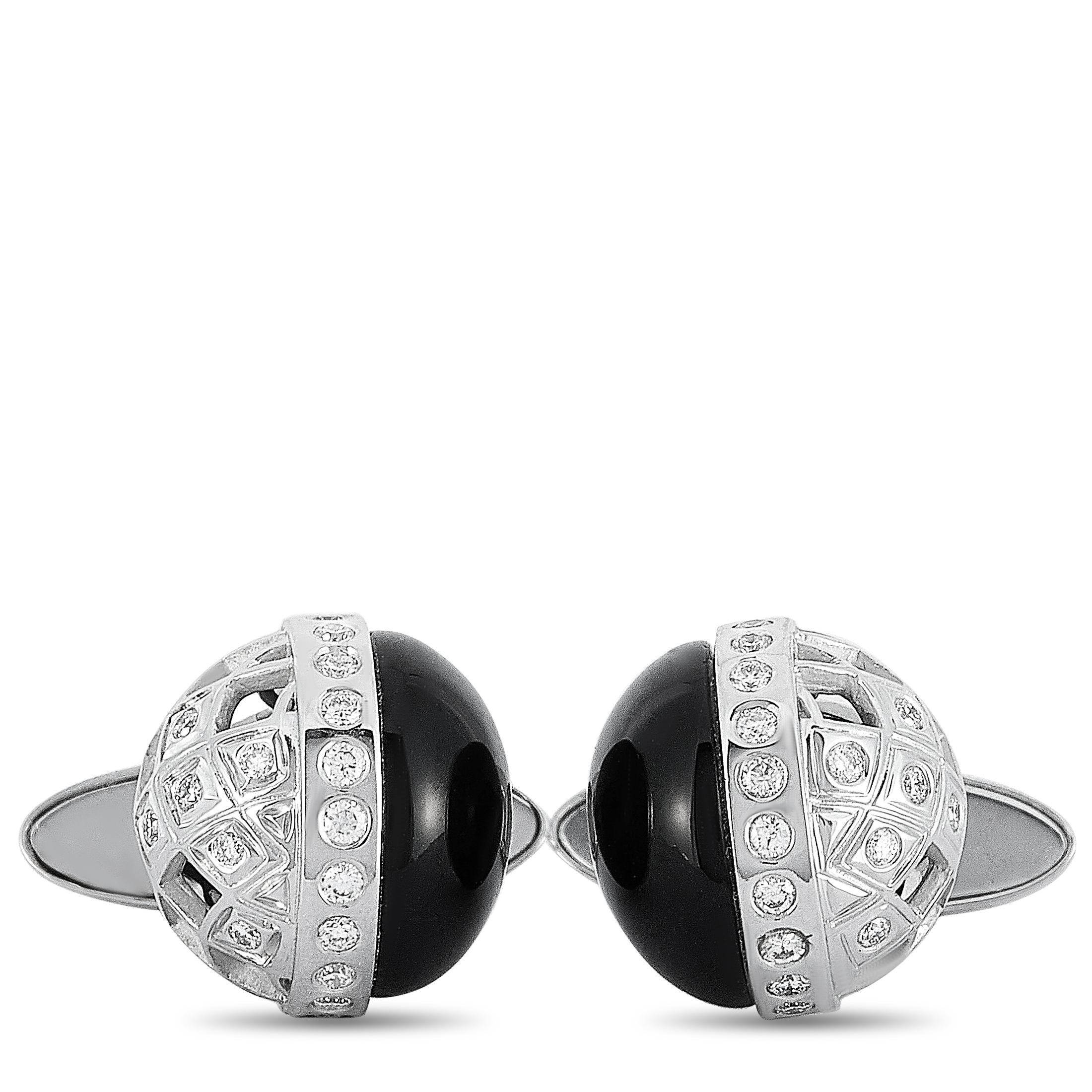 The Carrera y Carrera “Prisma” cufflinks are made of 18K white gold and embellished with onyxes and a total of 0.32 carats of diamonds. The cufflinks measure 0.45” in length and 0.45” in width and each of the two weighs 3.8 grams.

The pair is