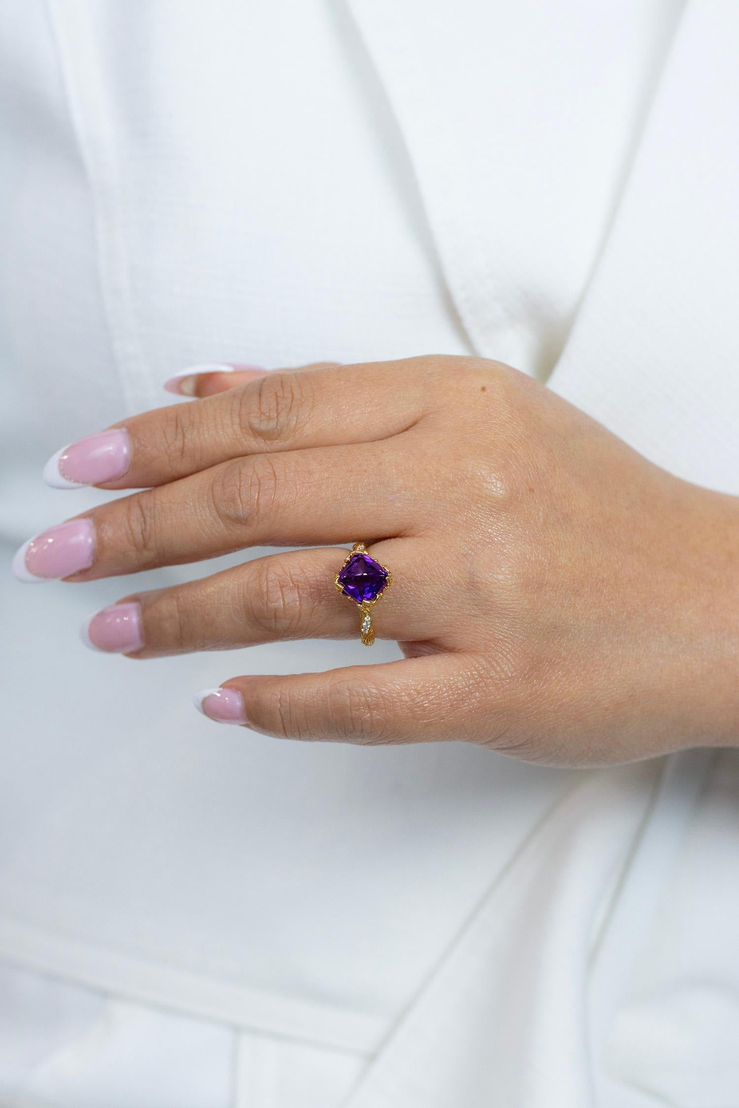 Carrera y Carrera, Ring Lia 2.77 Carats Sugarloaf Amethyst with Diamonds In New Condition For Sale In New York, NY