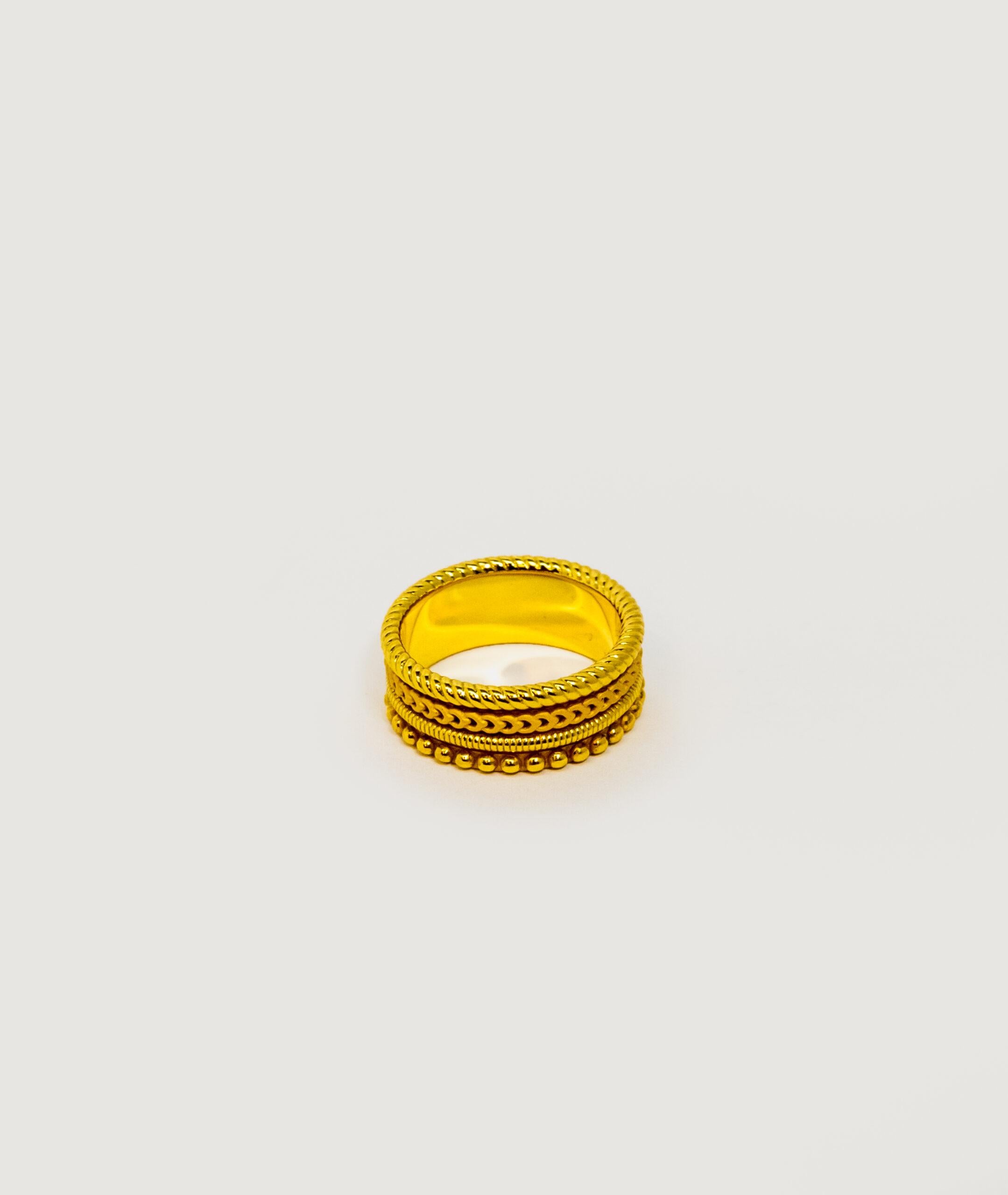 Women's Carrera y Carrera Ruedo 18 Karat Yellow Gold Ring, 10076507 For Sale