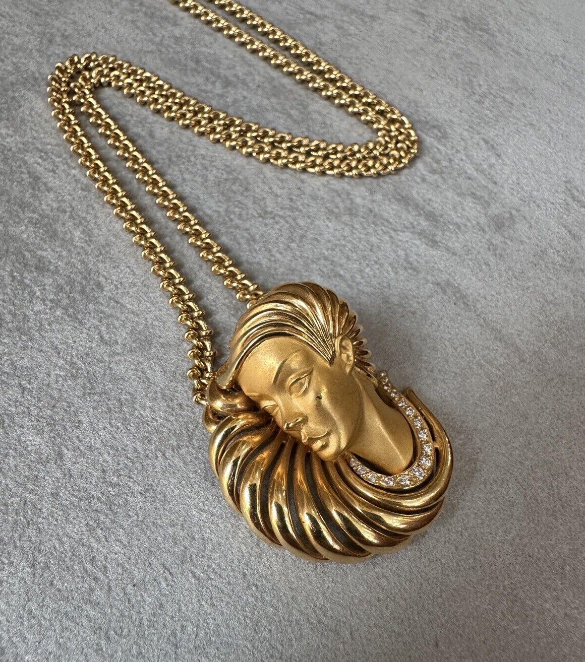 Taille ronde Carrera y Carrera, collier pendentif visage de femme sculpté en or jaune 18 carats en vente