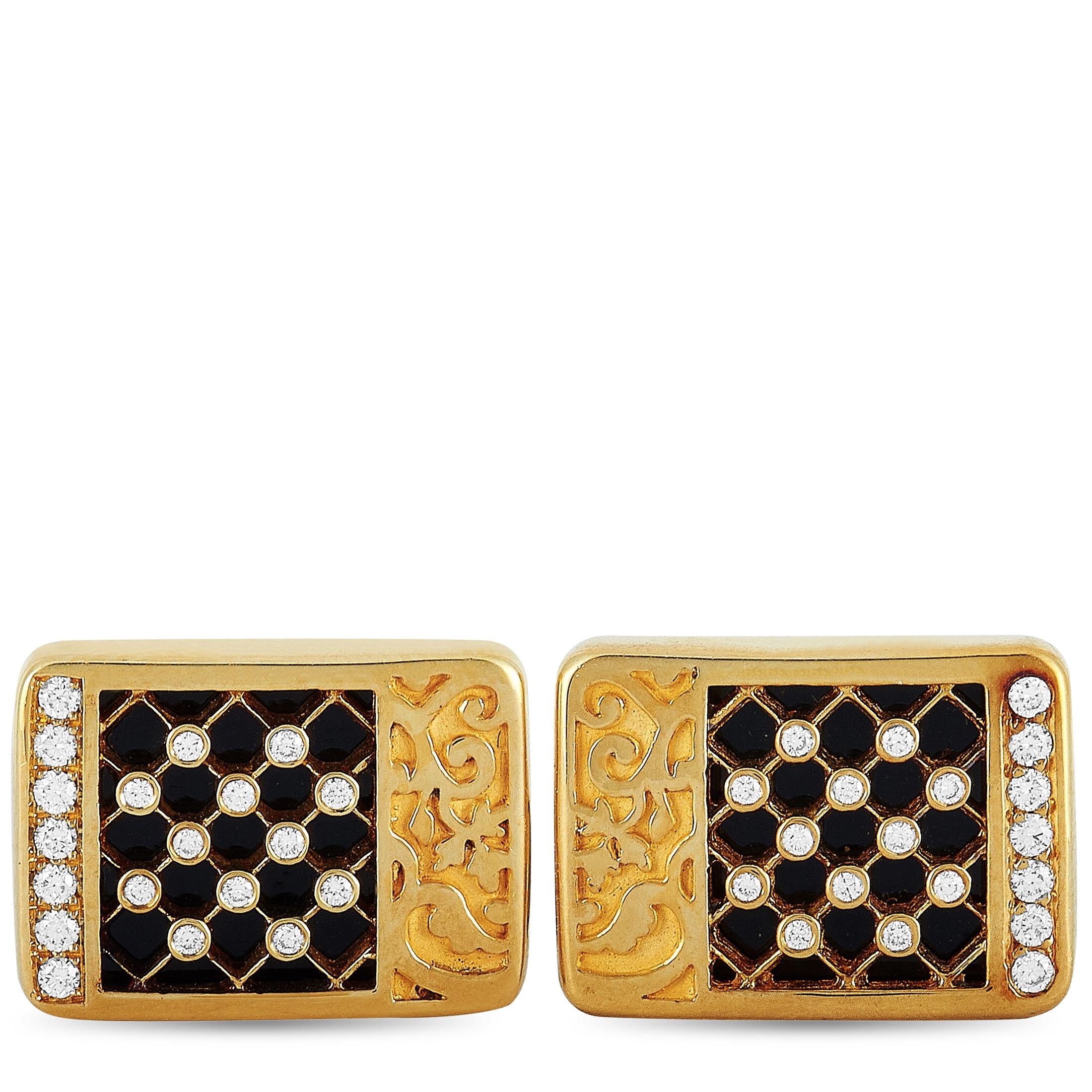 The Carrera y Carrera “Sierpes” cufflinks are made of 18K yellow gold and embellished with onyxes and a total of 0.33 carats of diamonds. The cufflinks measure 0.50” in length and 0.70” in width and each of the two weighs 8.5 grams.

The pair is