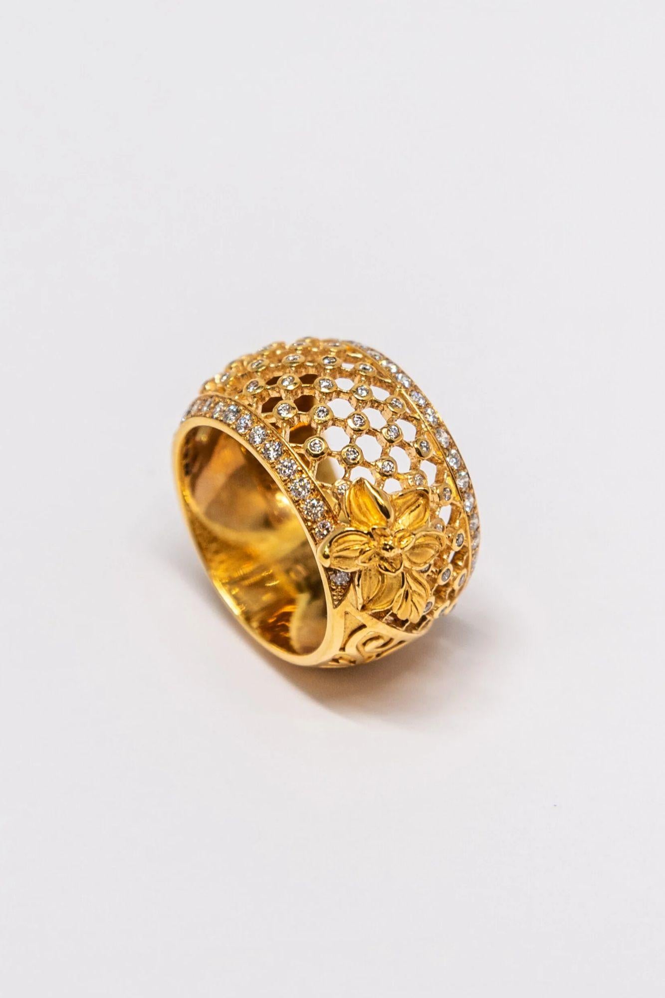 10076554 Carrera Y Carrera This ring is made of 18K Yellow Gold. The net pattern is set with 75 Diamonds (~0.68ct) and yellow gold handmade flower.

The Size - 56 (7.5 US)