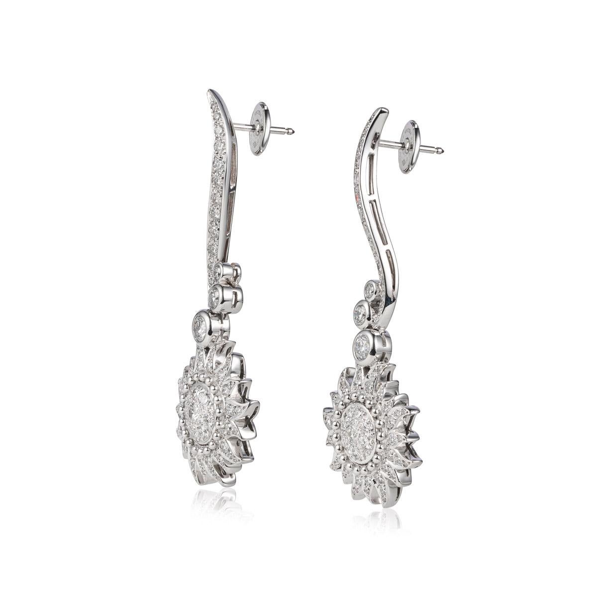 
- 18kt Weißgold (gepunzt)
- Weißer Diamant
- 132 Naturdiamanten mit rundem Brillantschliff
- 2,32 Karat Diamanten
- Silber-Ton
- Polierte Oberfläche
- Pfosten-Rücken-Verschluss
- Farbskala F - G
- Reinheitsgrad VS1 - VS2
- Schnittnote Sehr gut
-