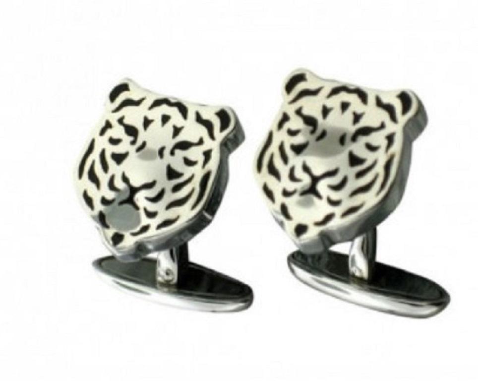 These Men’s Cufflinks comes in 18k White Gold, featuring tiger heads. Cufflinks comes in fashion style. Total weight of the product are 18.21 gram