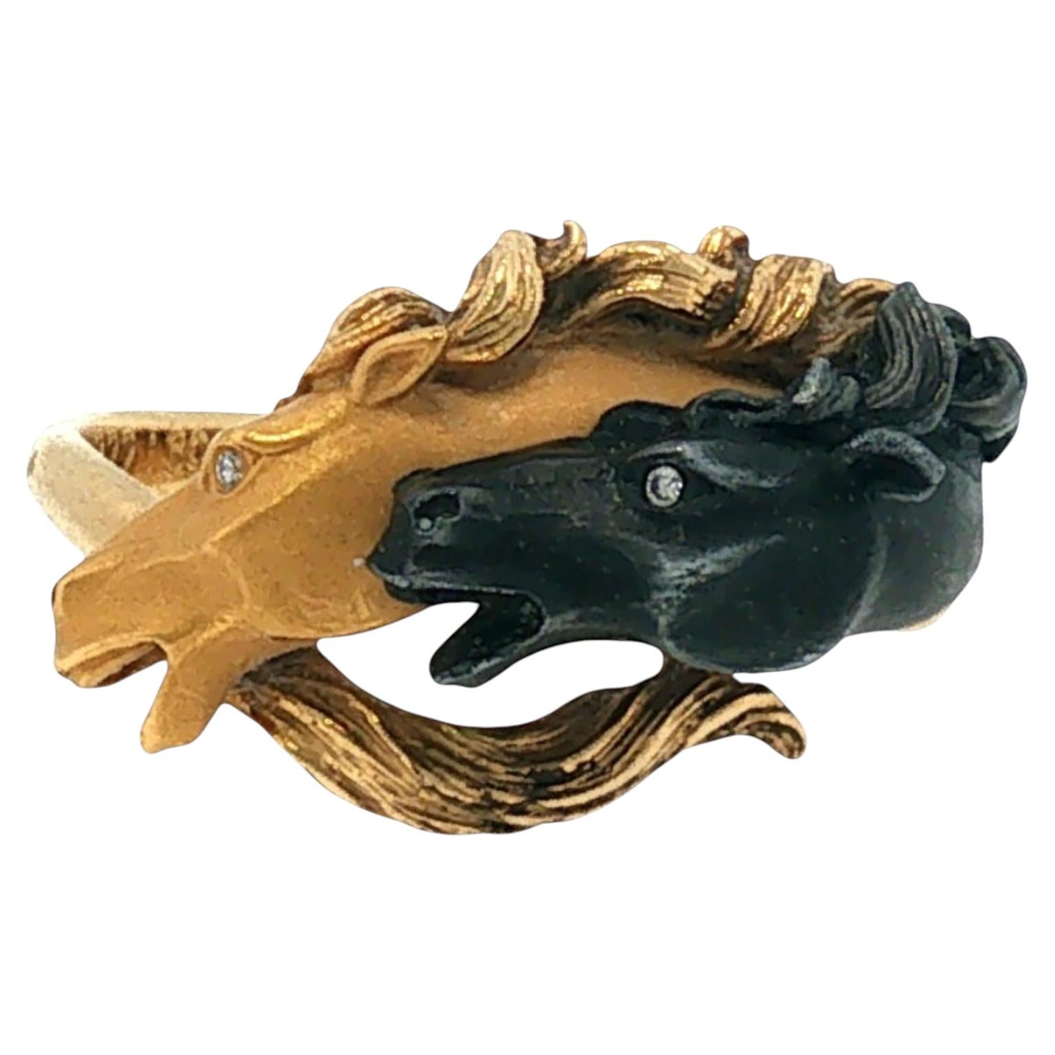 Anello Carrera y Carrera con due teste di cavallo, in oro giallo 18 carati con dettagli in diamanti