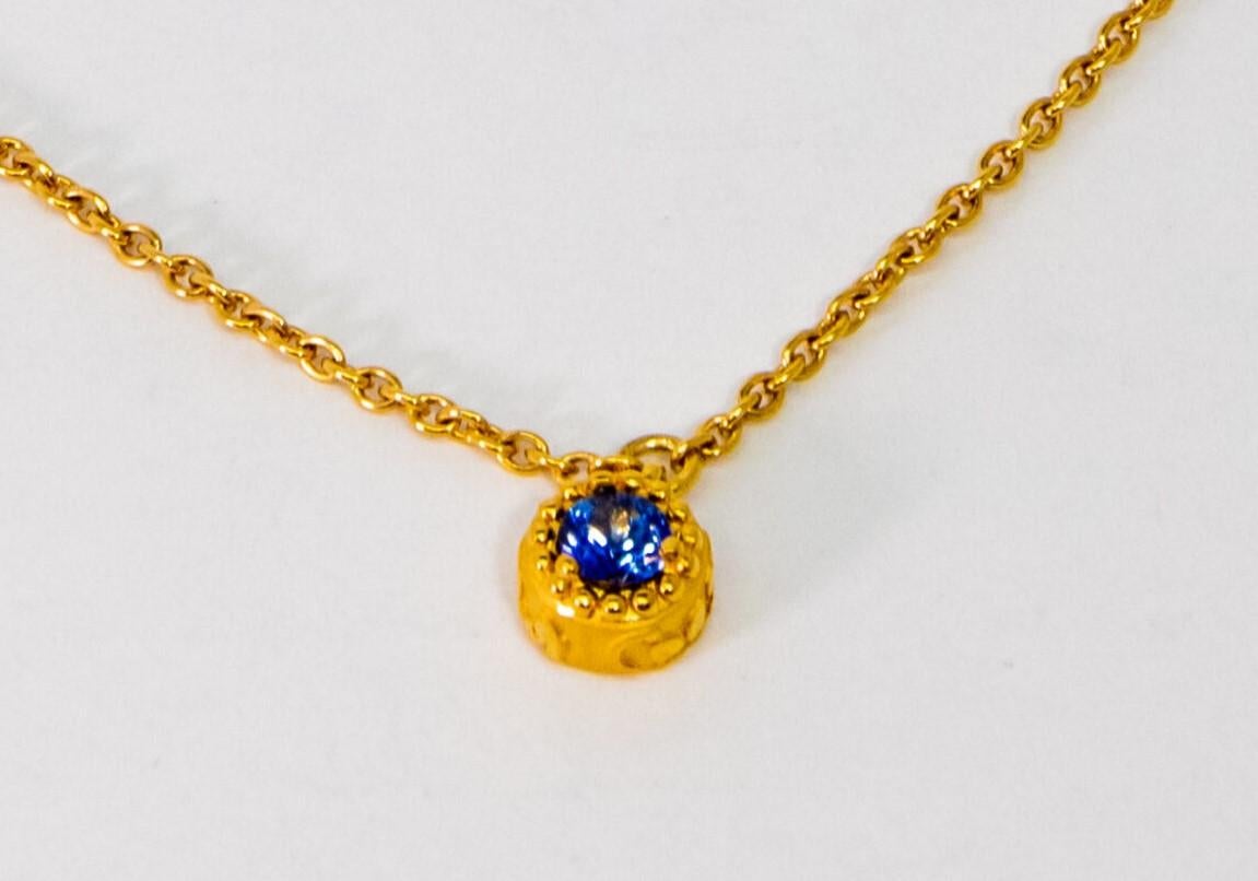 18K Yellow Gold bracelet. 18K Yellow Gold Rolo chain with lobster claw lock. This piece is decorated with Blue Sapphire (~0.27ct)

Length: 20 cm