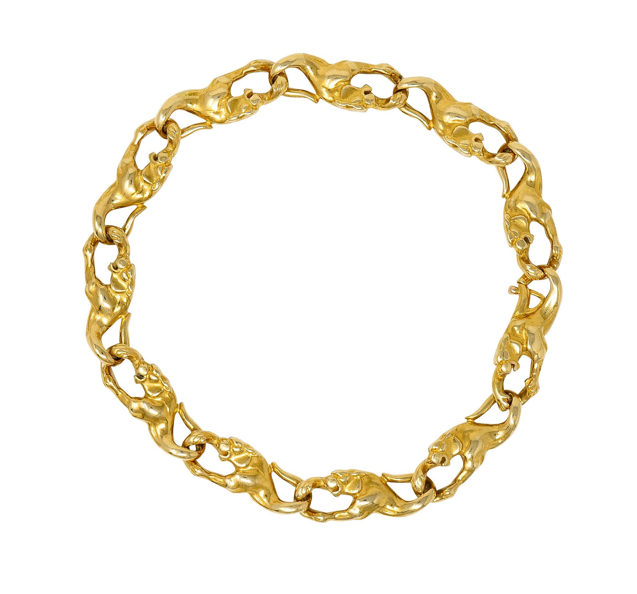 Stilisiertes Panzergliederarmband mit stark gezeichneten Panther-Motiven

Glänzend poliert und gewunden geformt

Vervollständigt durch einen verdeckten und stilisierten Karabinerverschluss mit Scharnier

Gestempelt 750 für 18 Karat Gold

Nummeriert
