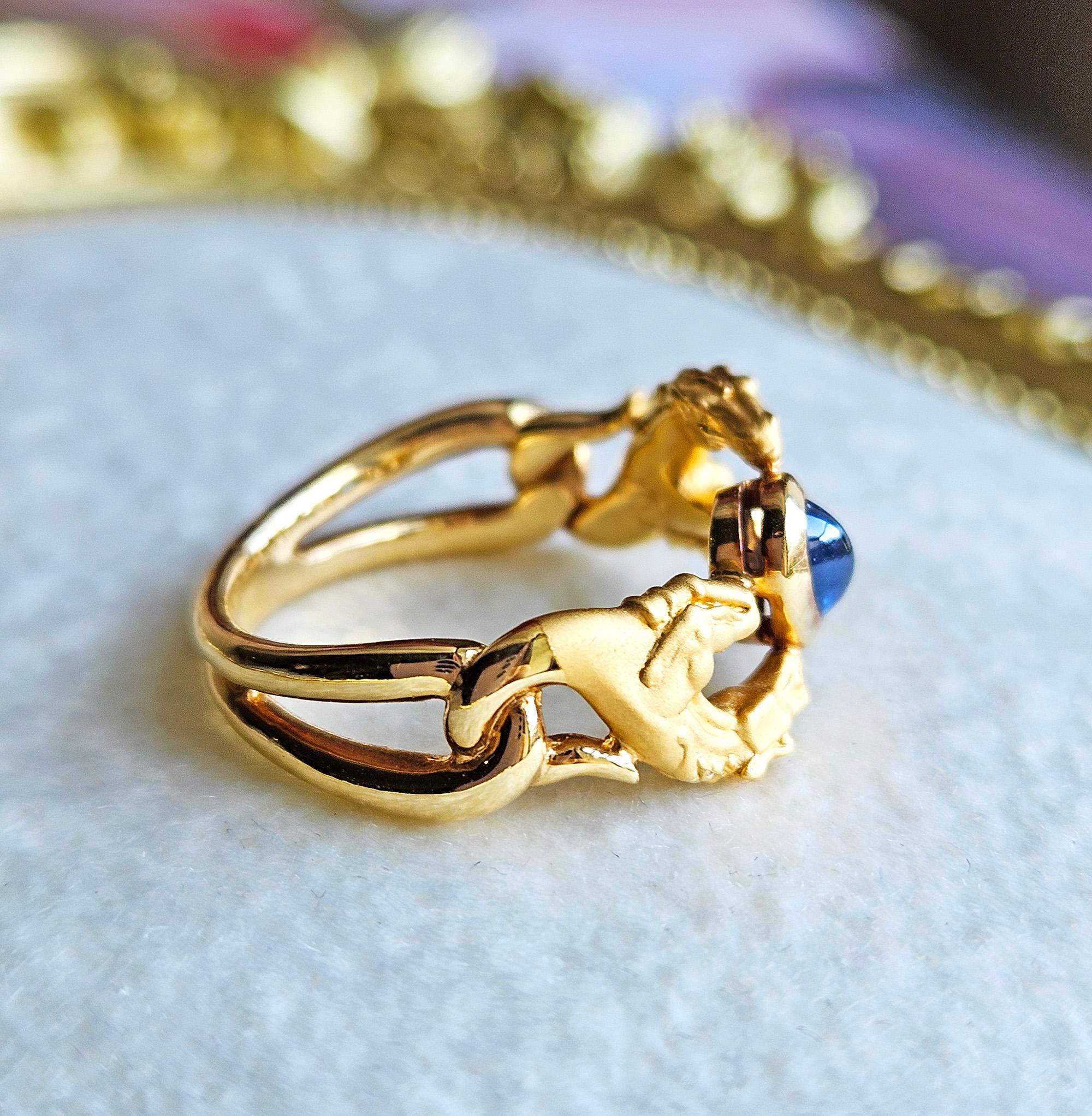 Modern Carrera y Carrera Vintage 18K Yellow Gold Blue Sapphire Double Horse Ring Band For Sale