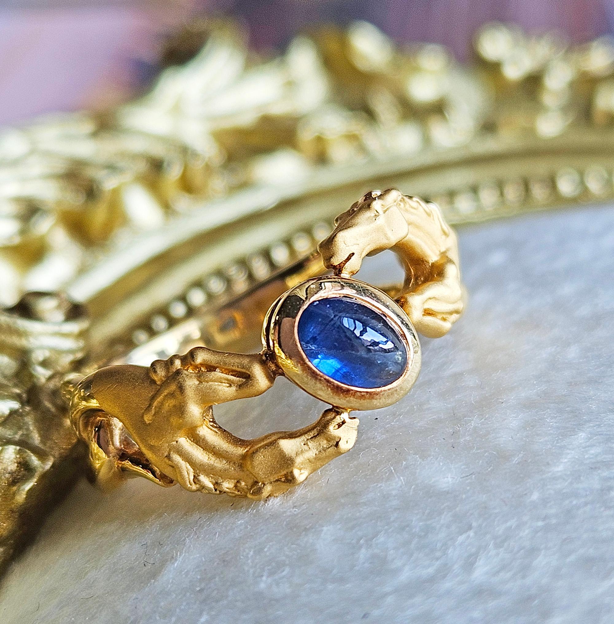 Carrera y Carrera Vintage 18K Yellow Gold Blue Sapphire Double Horse Ring Band In Excellent Condition For Sale In New York, NY