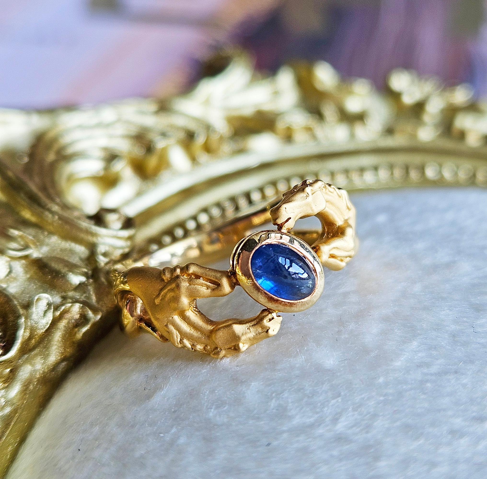 Women's Carrera y Carrera Vintage 18K Yellow Gold Blue Sapphire Double Horse Ring Band For Sale