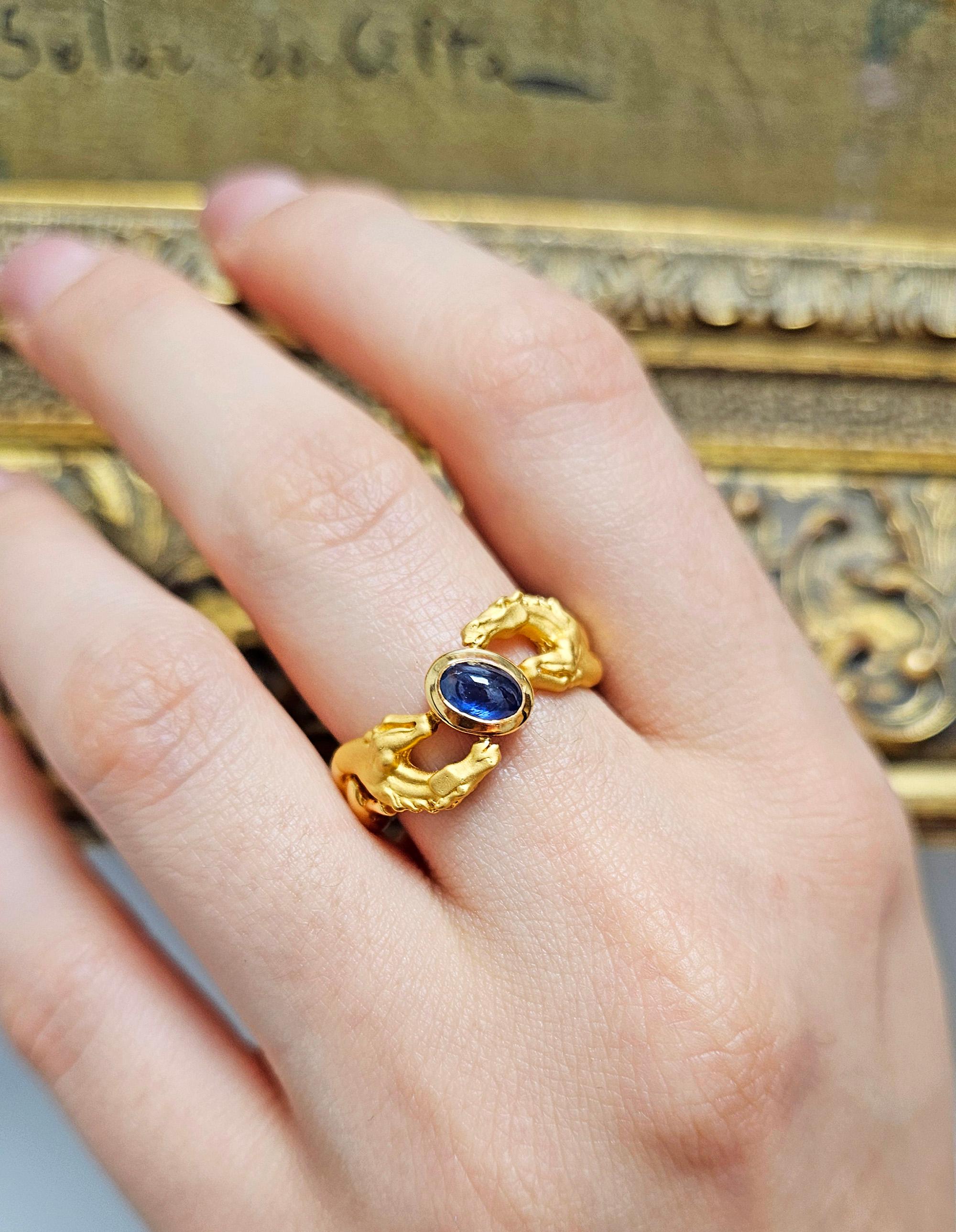 Carrera y Carrera Vintage 18K Yellow Gold Blue Sapphire Double Horse Ring Band For Sale 3