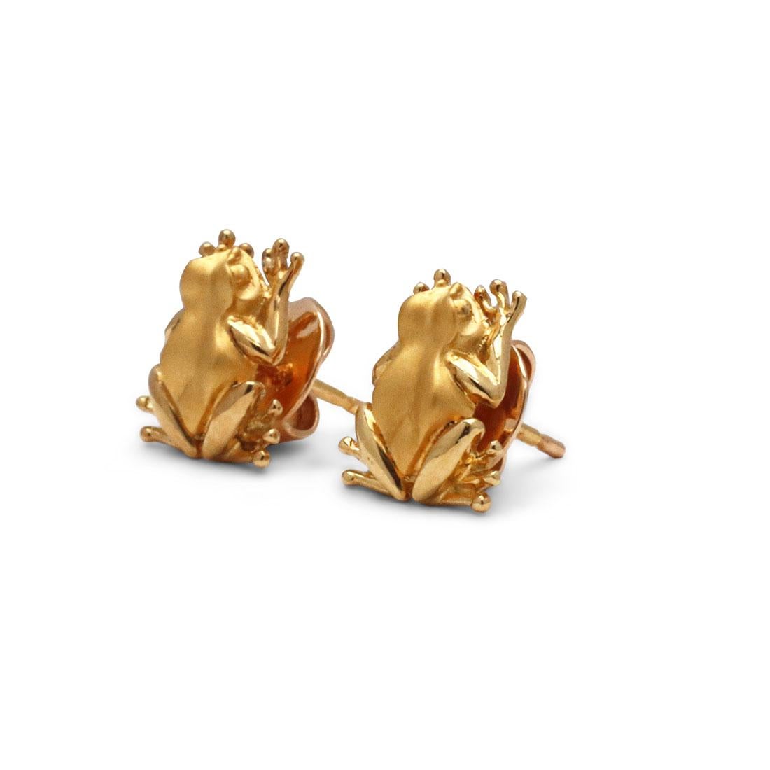 Authentic Carrera Y Carrera stud earrings crafted in 18 karat yellow gold. This fabulous earrings feature frog motifs with post back closures for pierced ears. At its widest point, the earrings measure 11.6mm in length and 10.5mm in width. Stamped
