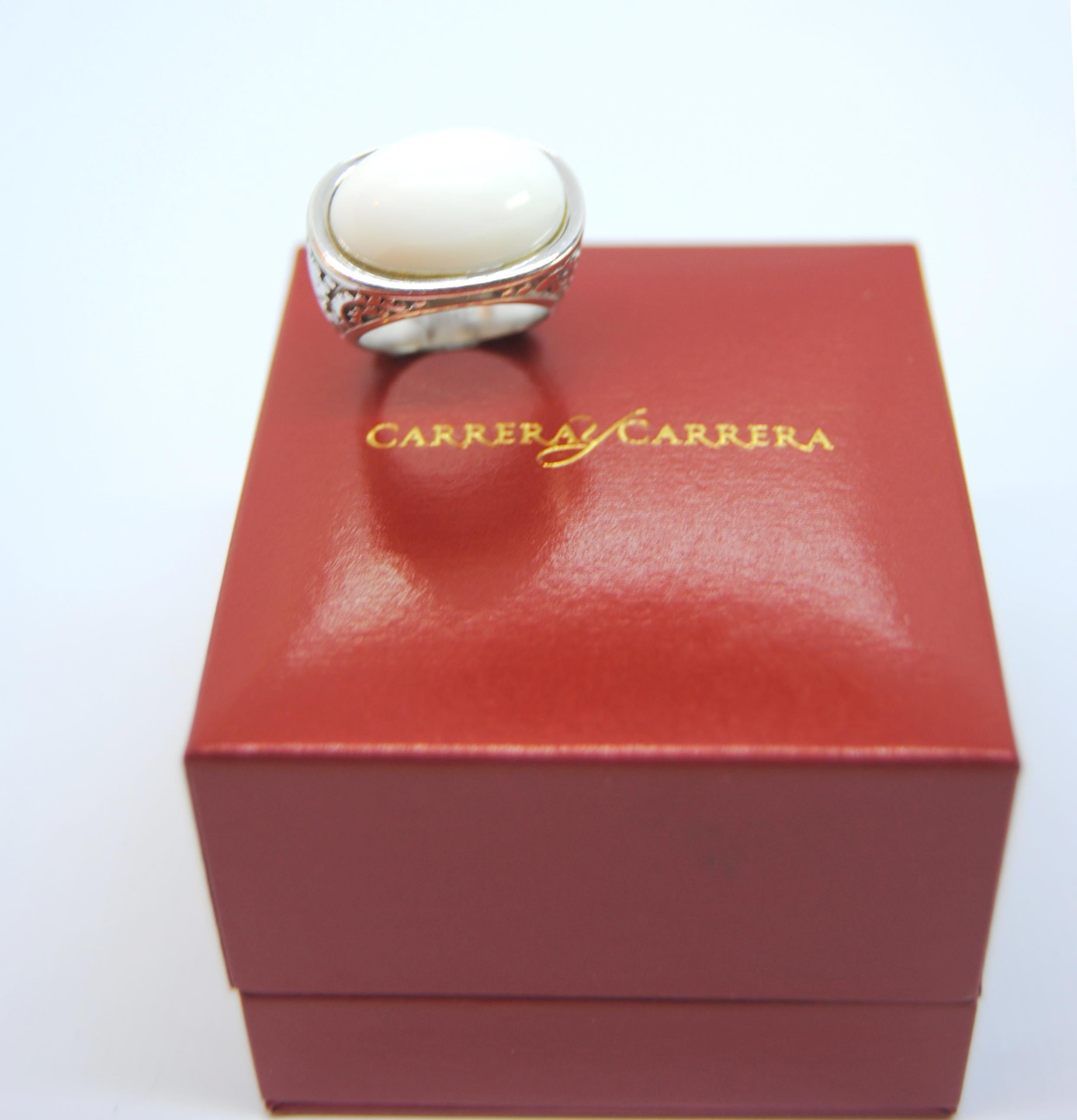 Contemporary Carrera y Carrera's Aqua Collection 18 Karat White Gold Ring with White Agate For Sale