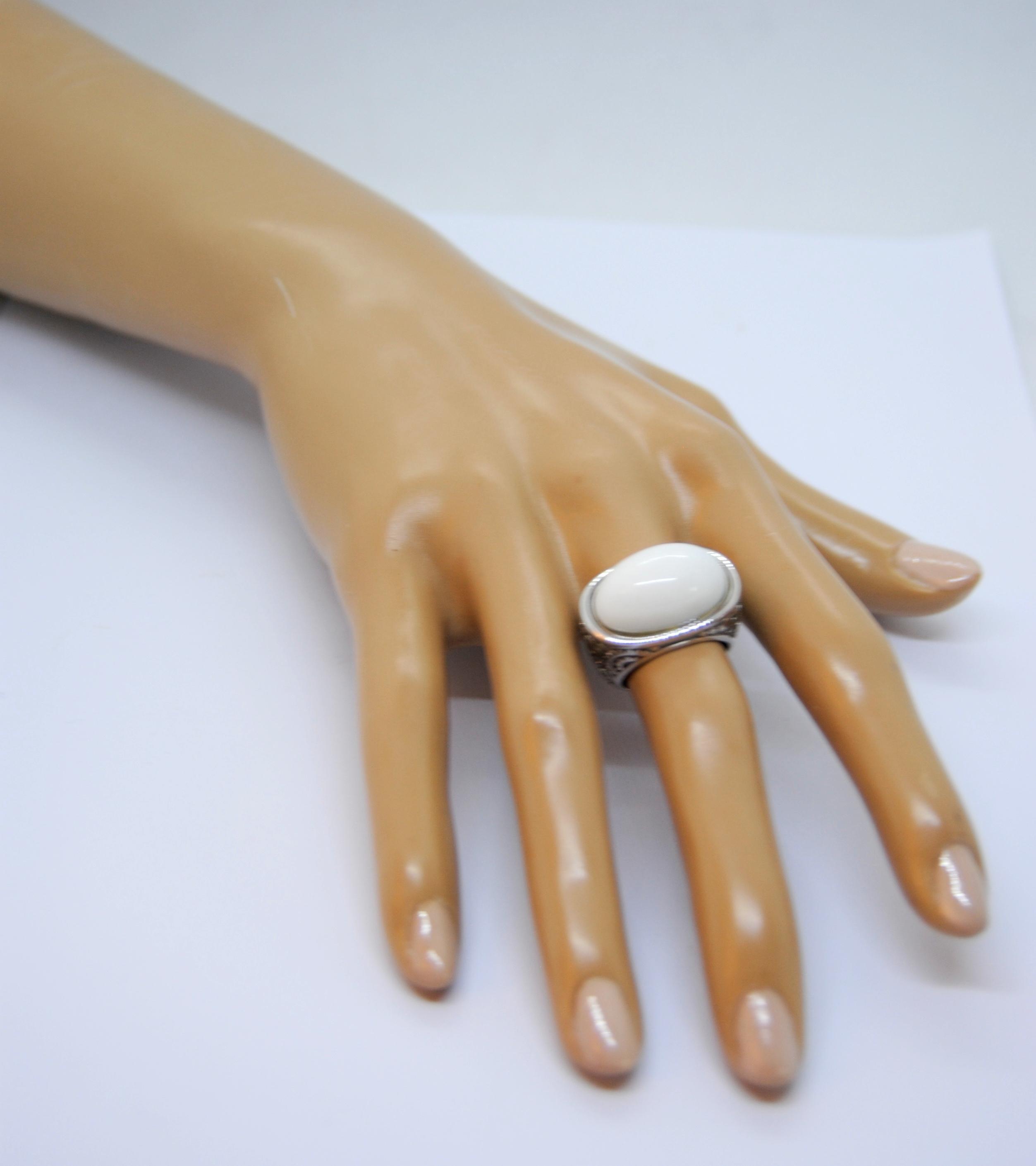 Carrera y Carrera's Aqua Collection 18 Karat White Gold Ring with White Agate In Excellent Condition In Bilbao, ES