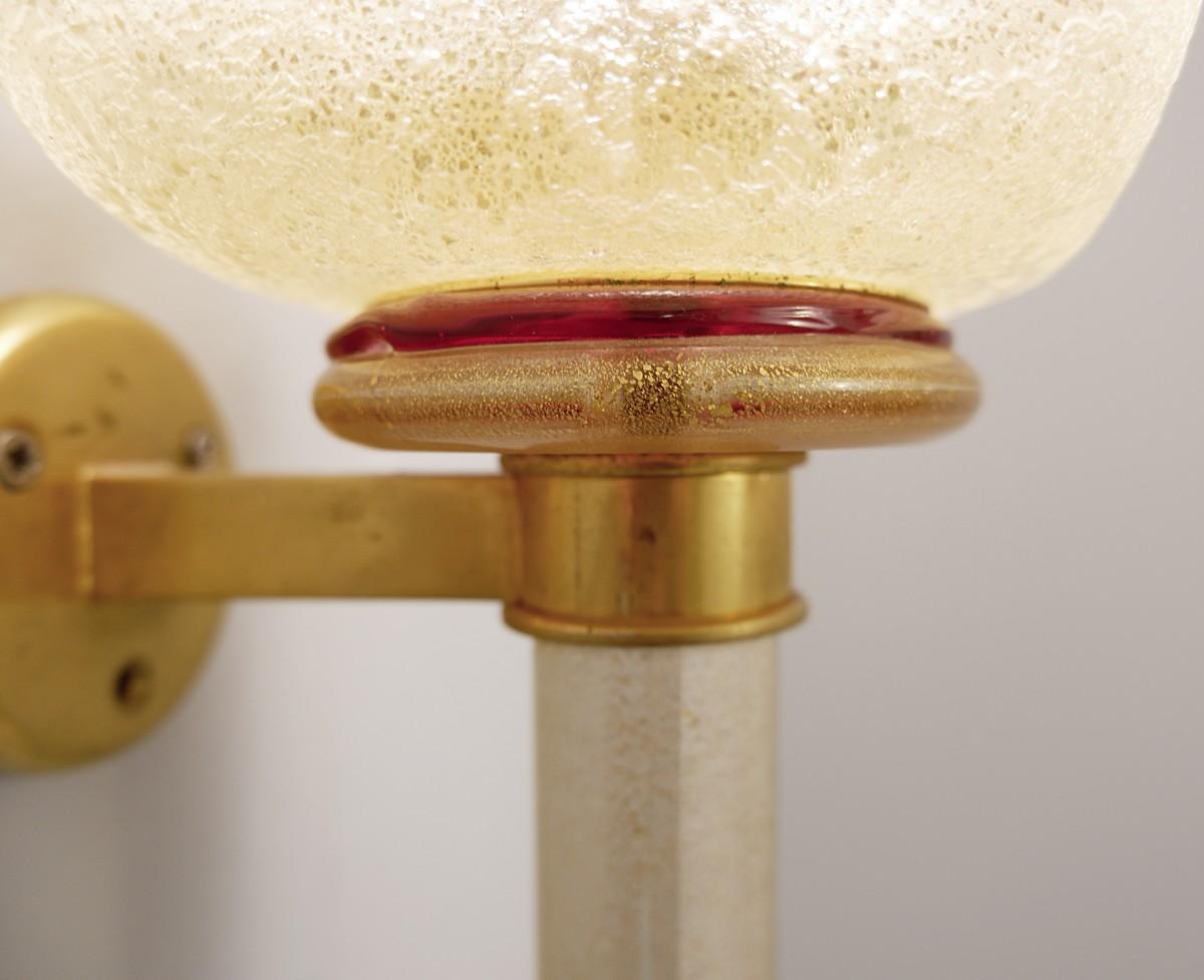 „Reiselampe“ von Seguso, Wandleuchte aus Messing und goldenem Glitter-Muranoglas (Moderne der Mitte des Jahrhunderts) im Angebot