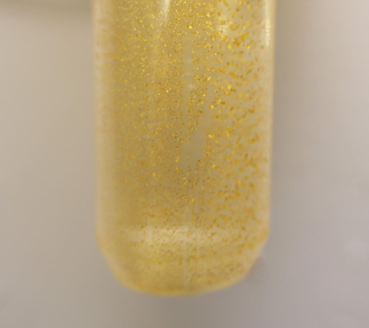 „Reiselampe“ von Seguso, Wandleuchte aus Messing und goldenem Glitter-Muranoglas (Europäisch) im Angebot