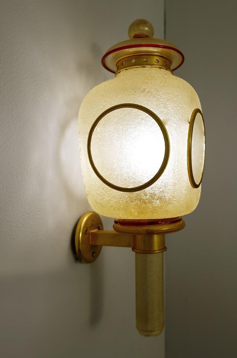 „Reiselampe“ von Seguso, Wandleuchte aus Messing und goldenem Glitter-Muranoglas im Angebot