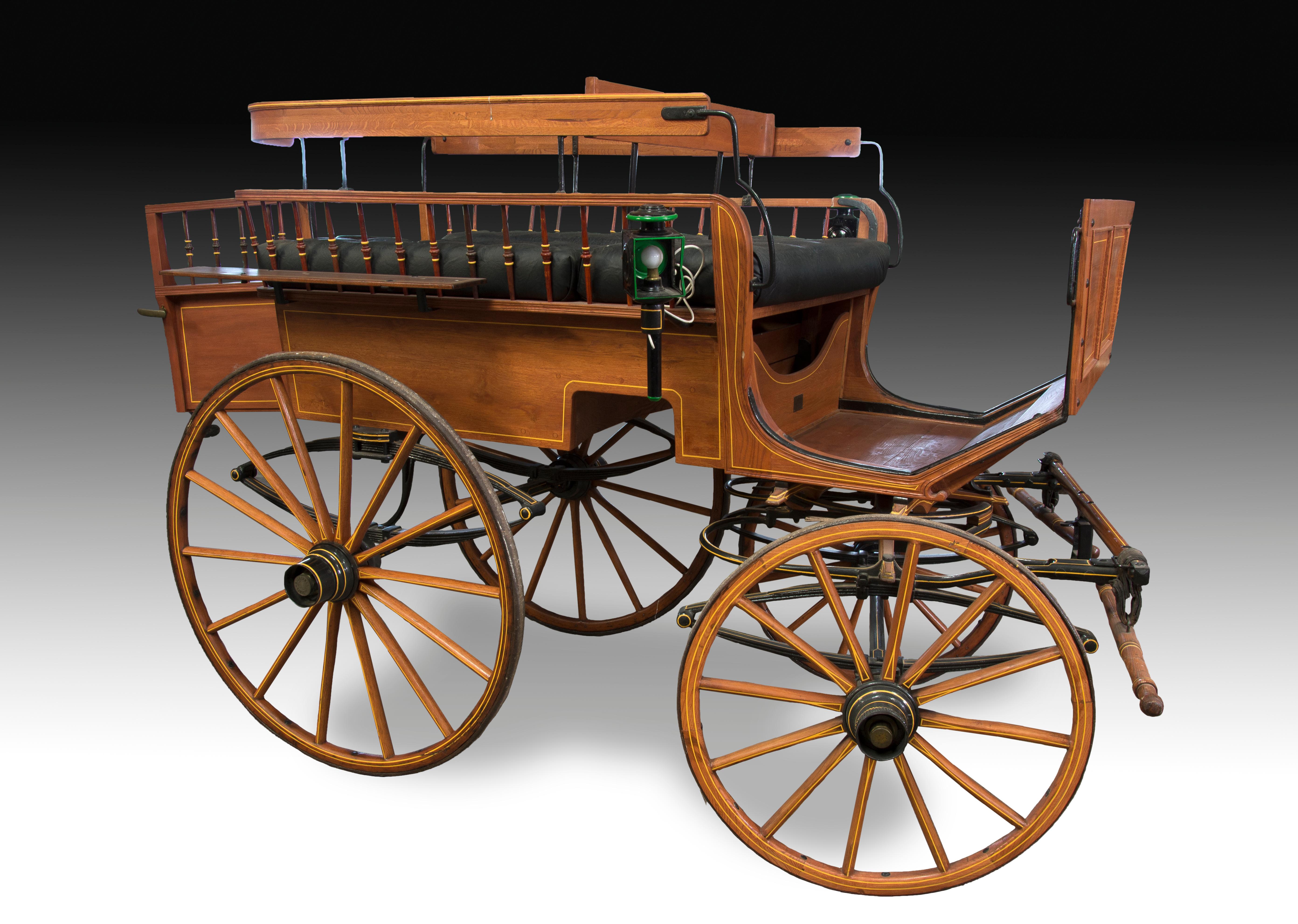 Open carriage with four wheels with springs of crossbow that has a high davit (this one surrounded a “box” with balusters that allows to take several sitting people). This type of animal-drawn vehicles was usually used in the fields, although