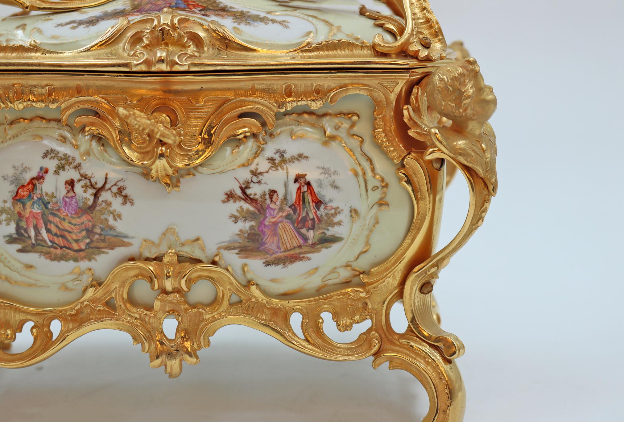 Carriage-shaped box in painted and gilt porcelain, gilt and chased bronze, large decoration, 19th century, Napoleon III period. 
Measures: H: 26 cm, W: 27 cm, D: 19 cm.