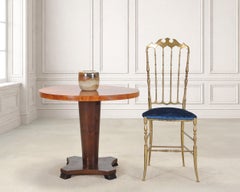 Table basse ronde en bois de loupe utilisée par Carrie Bradshaw dans la série