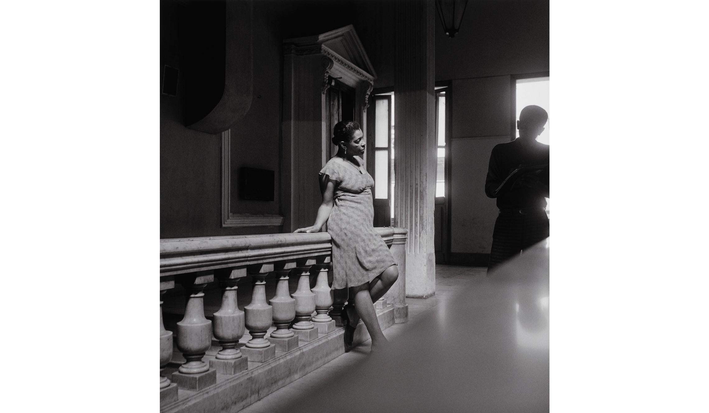 Carrie Mae Weems Figurative Photograph – In den Hallen der Justiz