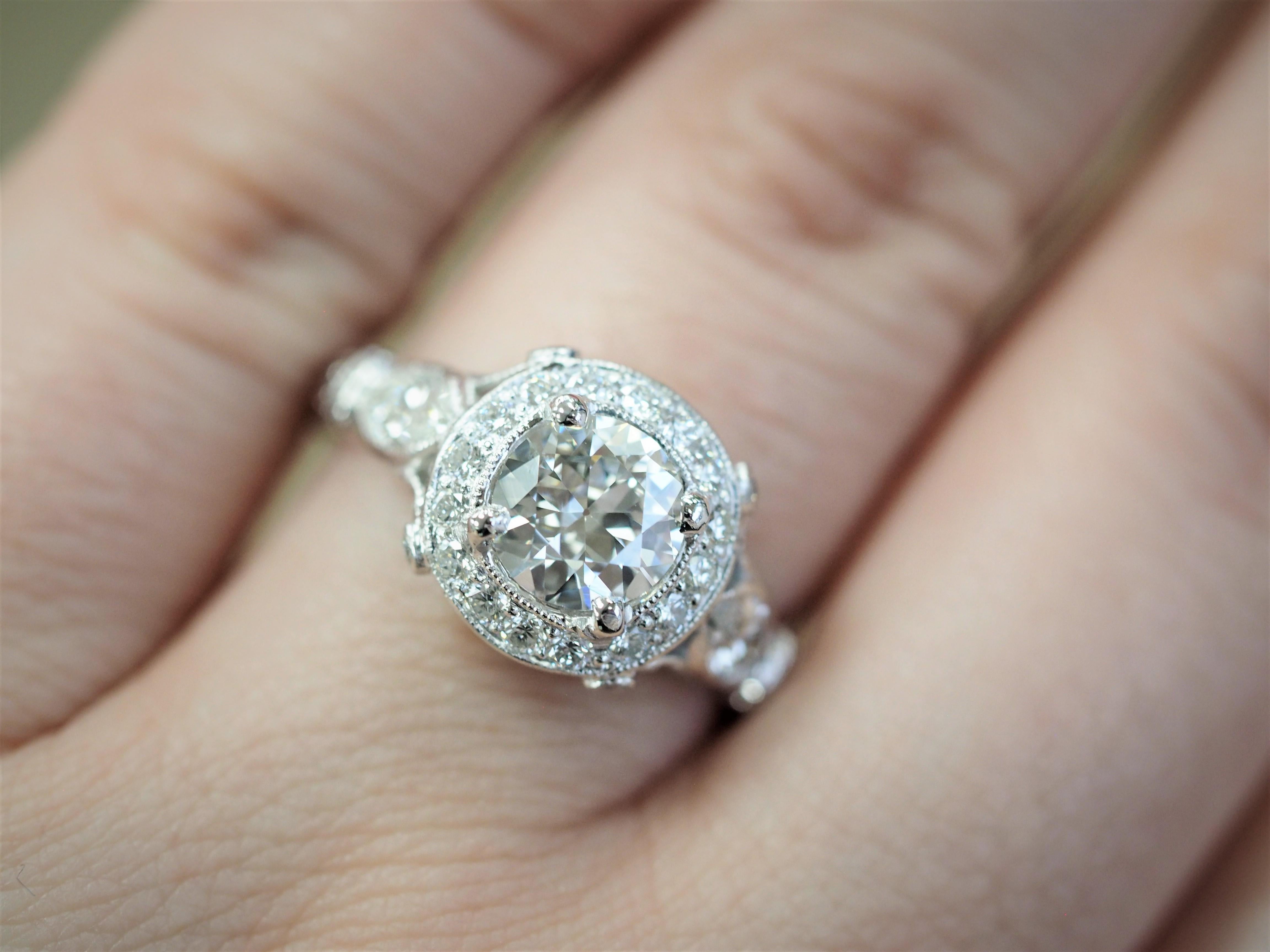 Contemporain Carrie Underwood Bague de fiançailles halo en platine avec diamants taille ronde de 1,03 carat certifiés GIA en vente