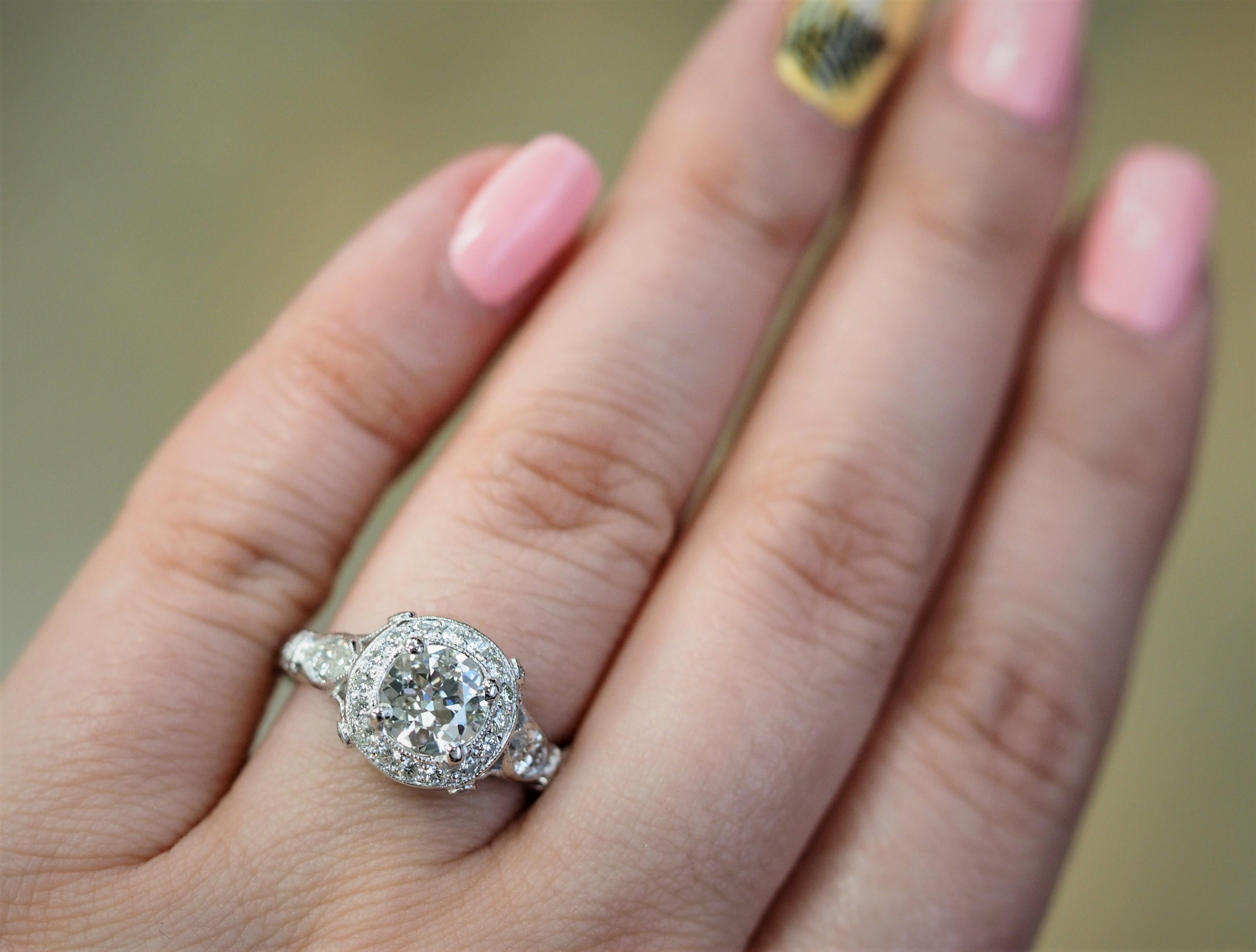 Carrie Underwood Bague de fiançailles halo en platine avec diamants taille ronde de 1,03 carat certifiés GIA en vente 2