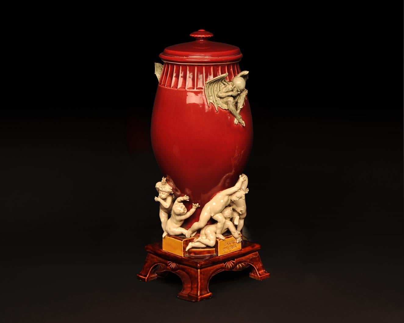 Faïence émaillée rouge et blanche.

Un autre exemplaire, présenté au Salon de la Société Nationale des Beaux-Arts, en 1898, et numéroté 4060, était présenté avec trois autres vases : Hercule et Omphale, Enfants aux papillons (dans la collection du