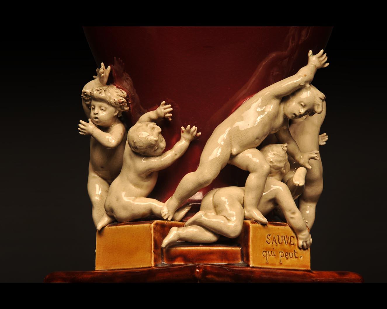Français Vase Sauve qui peut » de la manufacture CARRIER-BELLEUSE et Choisy LE ROI en vente