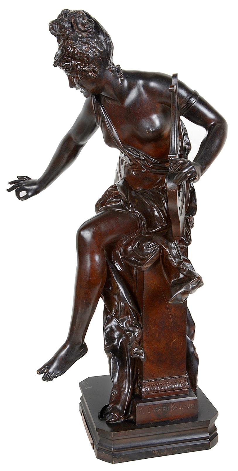Français Statue féminine en bronze de Carrier-Belleuse tenant une harpe, 