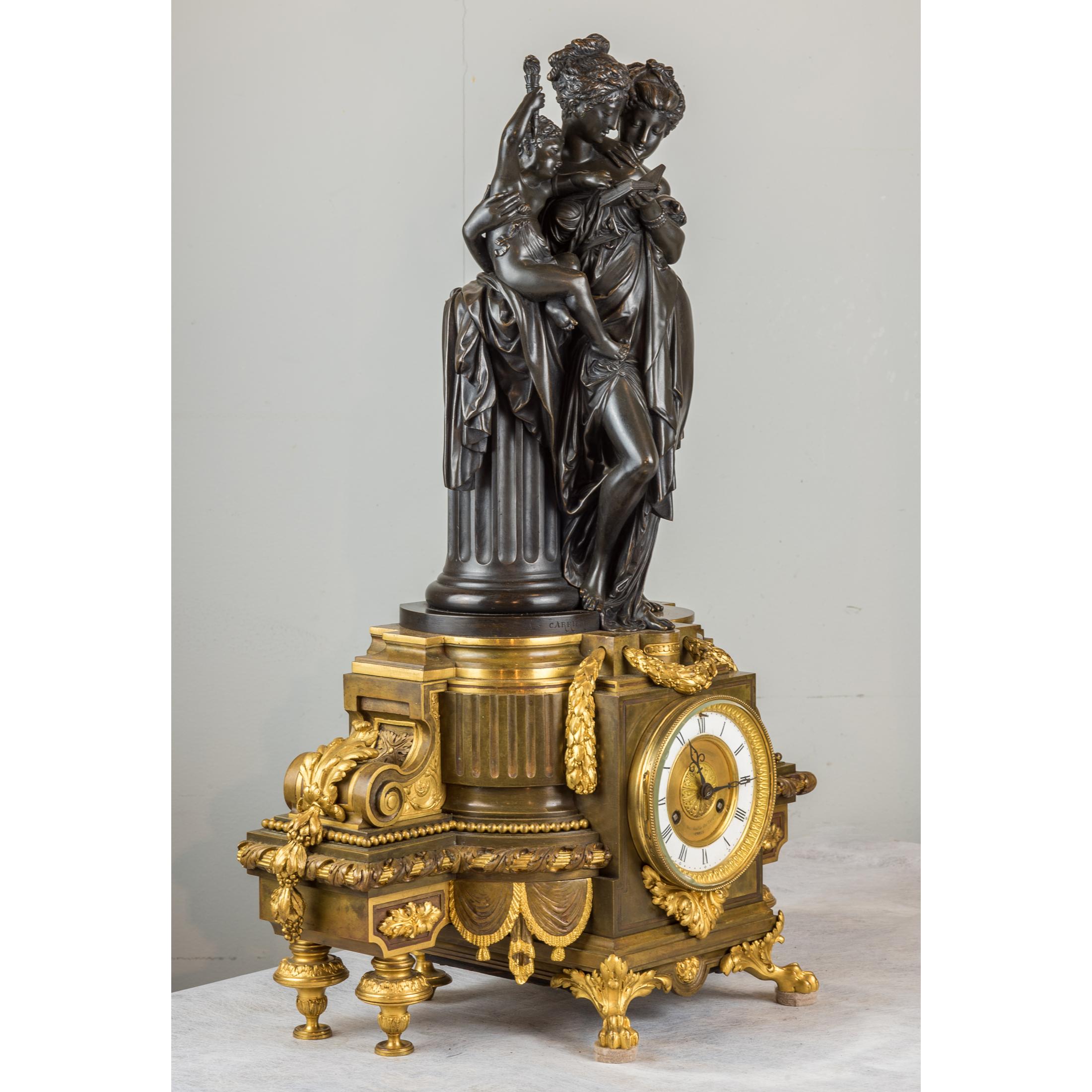 Carrier-Belleuse Napoleon III. Figurale Kaminuhr aus vergoldeter und patinierter Bronze  im Zustand „Gut“ im Angebot in New York, NY