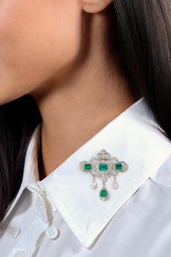 Parure antique « Bow » de Carrington & Co., 1910, en émeraudes, diamants, or 18 carats et platine